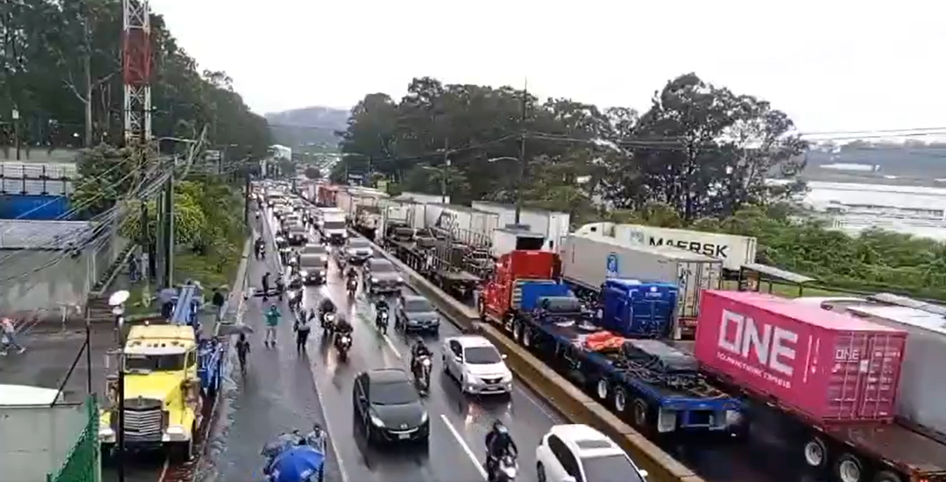 El paso en la ruta CA – 9 Sur está colapsado luego de inundaciones y derrumbes causados por la lluvia de las últimas horas. (Foto Prensa Libre: PMT Villa Nueva)