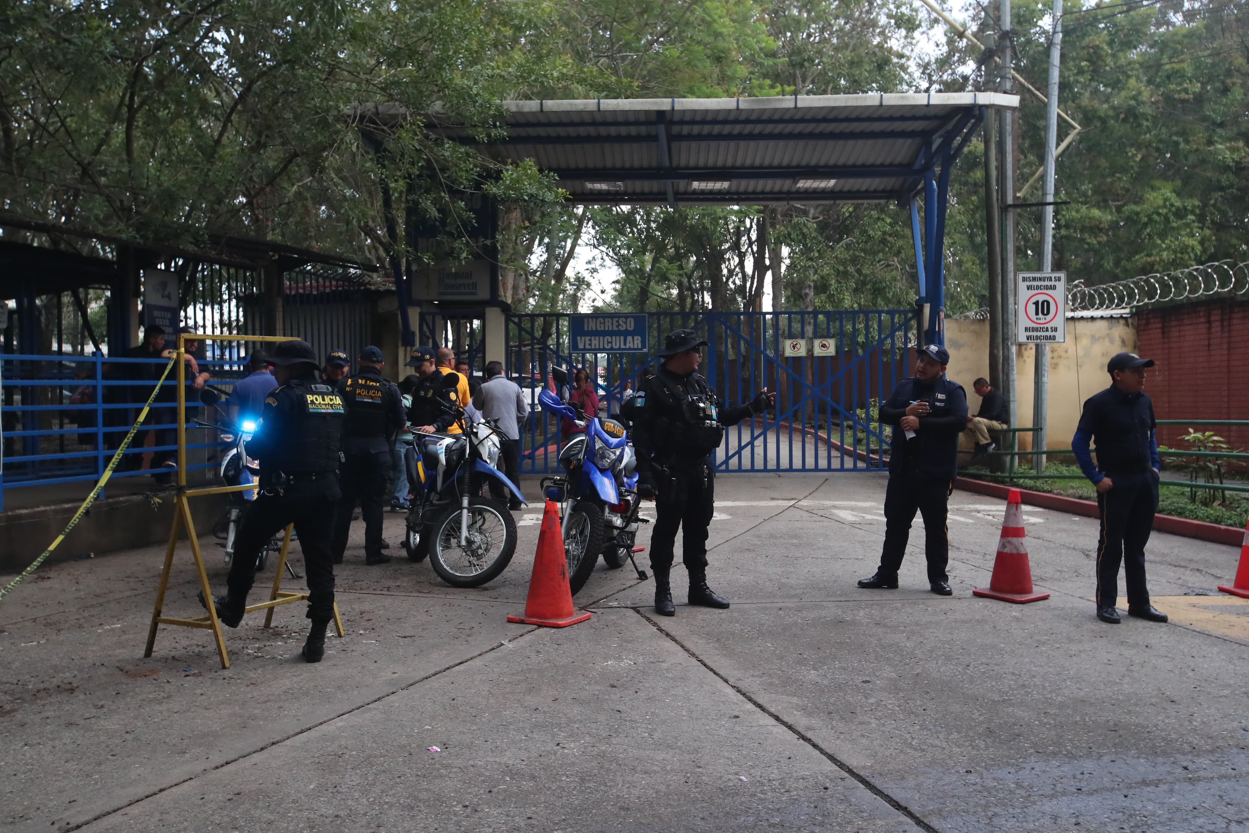 Agentes de la PNC mantienen un cordón de seguridad en el Hospital Roosevelt este 25 de junio. (Foto Prensa Libre: B. Baiza)