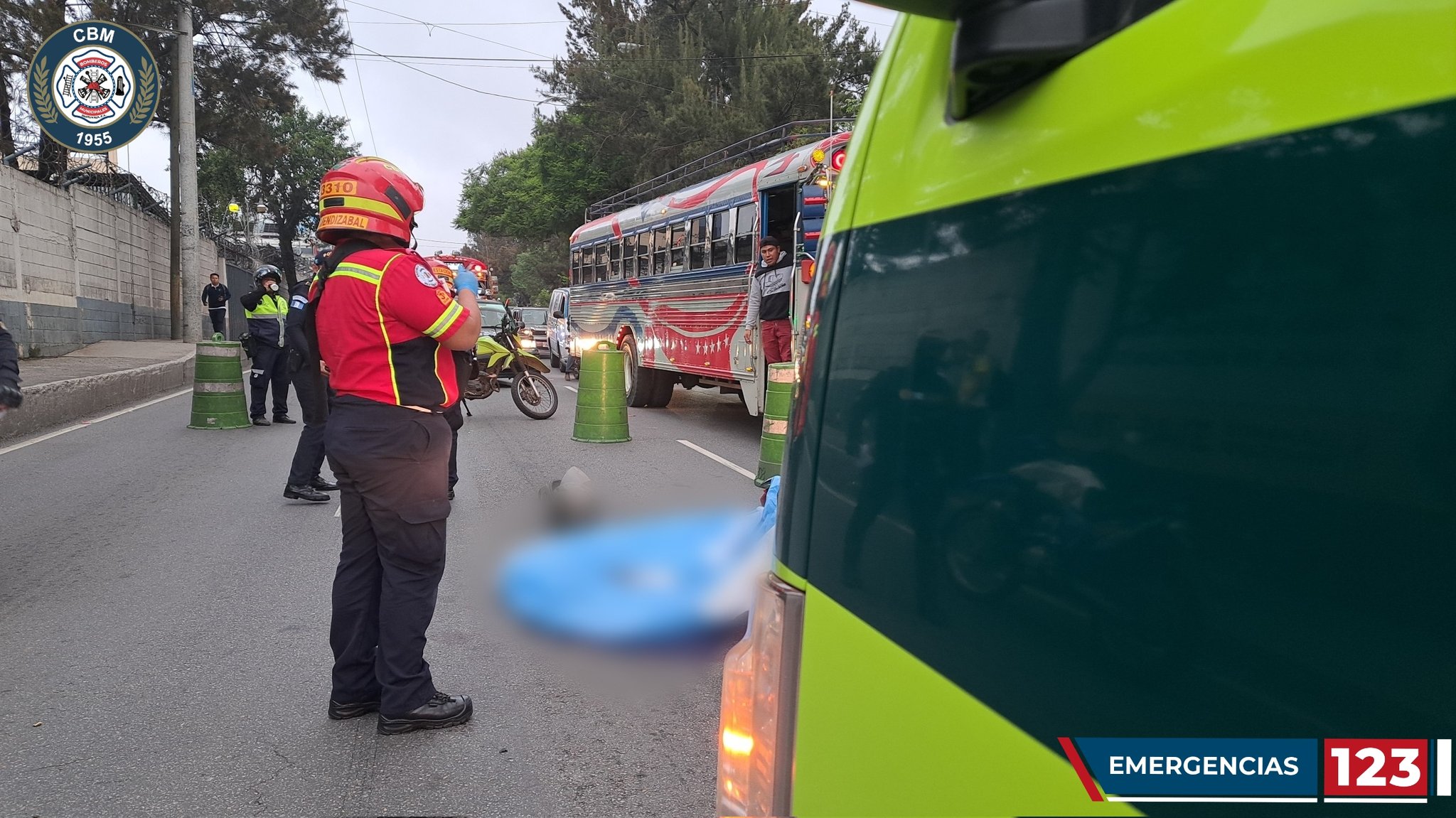 Un ataque armado en la calzada San Juan dejó una persona muerta y una herida. (Foto Prensa Libre: Bomberos Municipales)