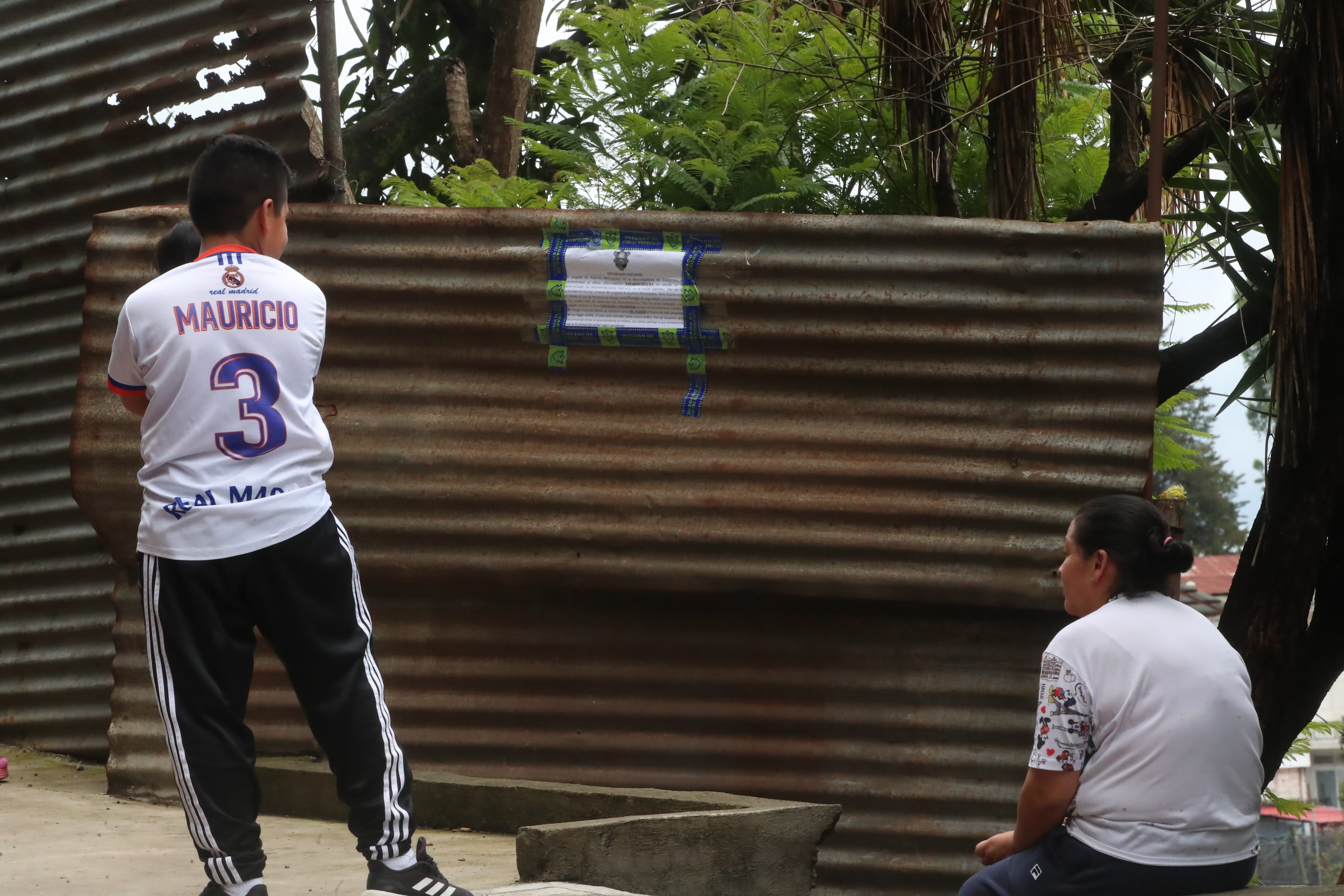 Vecinos de Santa Rosita, zona 16, reciben notificaciones de que el área es peligrosa. (Foto Prensa Libre: B. Baiza)