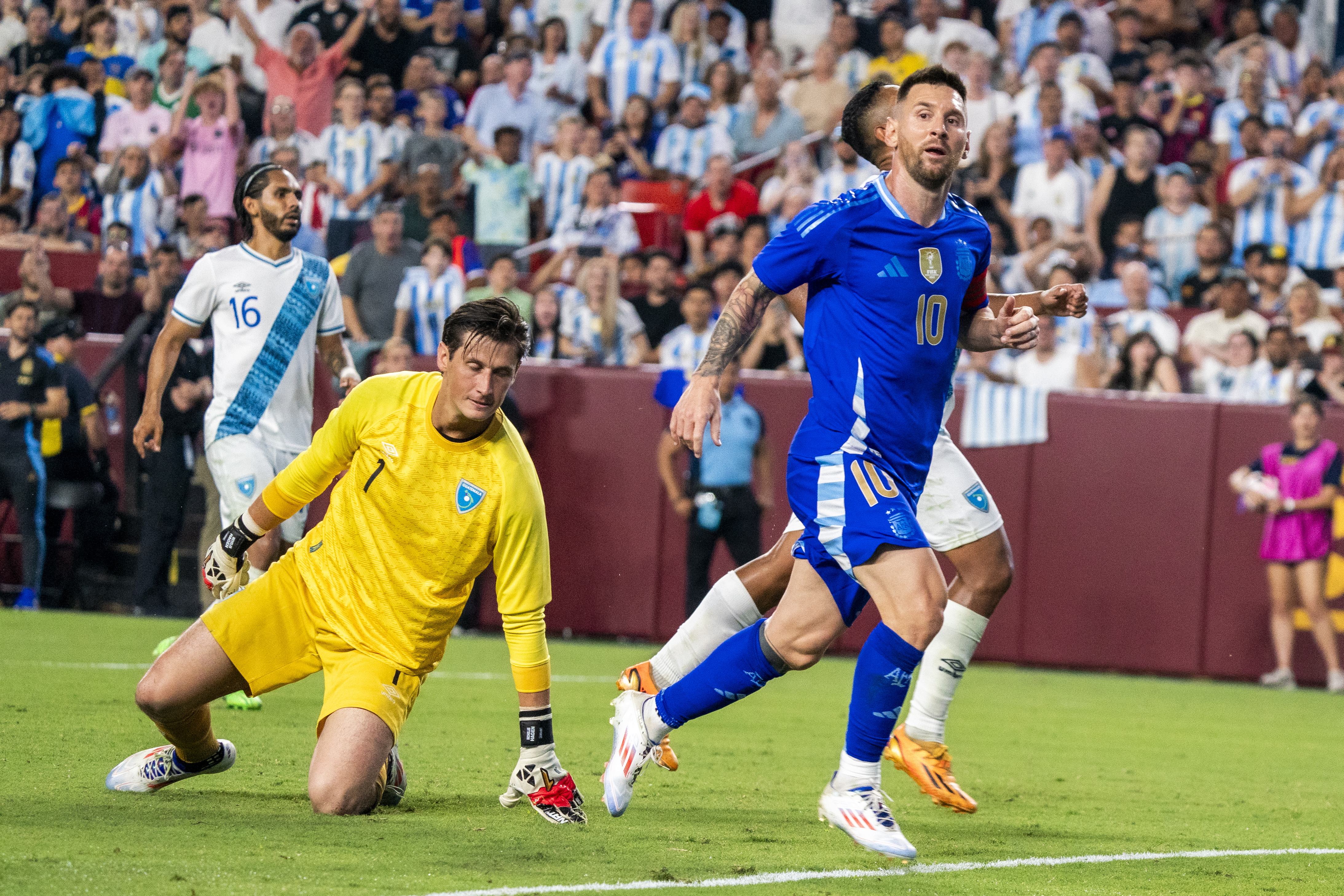 Landover (United States), 14/06/2024.- Argentina's Lionel Messi (R) scores a goal against Guatemala's goalkeeper Nicholas Hagen (L) during the friendly soccer match between Argentina and Guatemala in Landover, Maryland, USA, 14 June 2024. (Futbol, Amistoso) EFE/EPA/SHAWN THEW