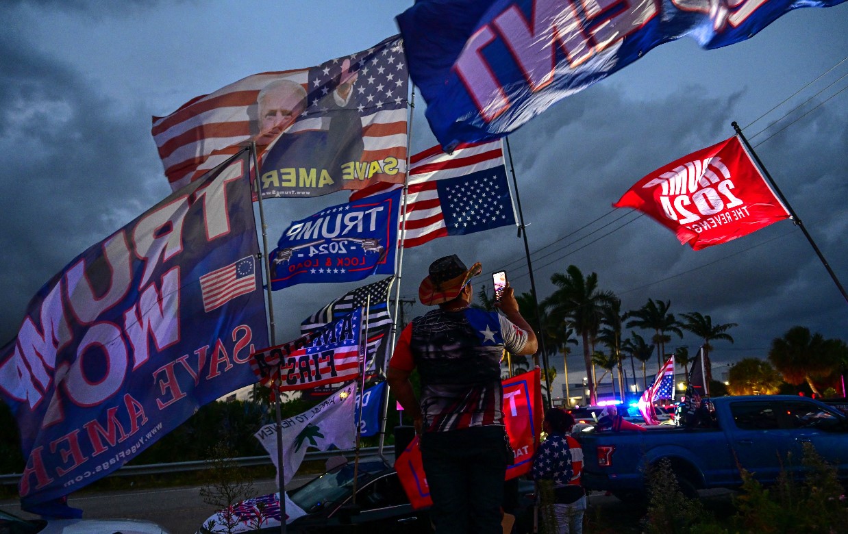 Simpatizantes de Trump en una calle de Florida. (Foto Prensa Libre: AFP)