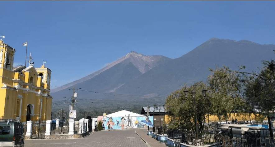 El volcán de Fuego mantiene actividad leva y moderada este 9 de junio. (Foto de referencia. Prensa Libre: Bomberos Voluntarios)