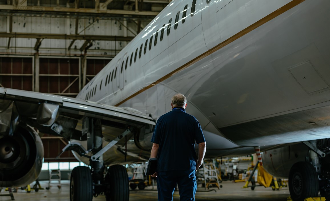 Un inspector examina un avión en el Aeropuerto Internacional O’Hare de Chicago, el 11 de septiembre de 2020. (Lucy Hewett/The New York Times).