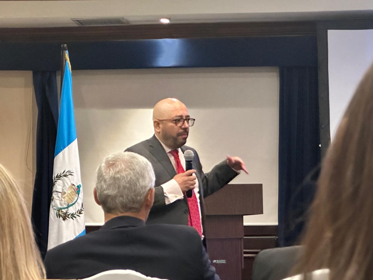 El investigador asociados del Centro de Investigaciones y Estudios Nacionales, Sigfrido Lee, durante la presentación del Índice de Burocracia 2023 en el hotel Camino Real. (Foto Prensa Libre: Mauricio Álvarez).