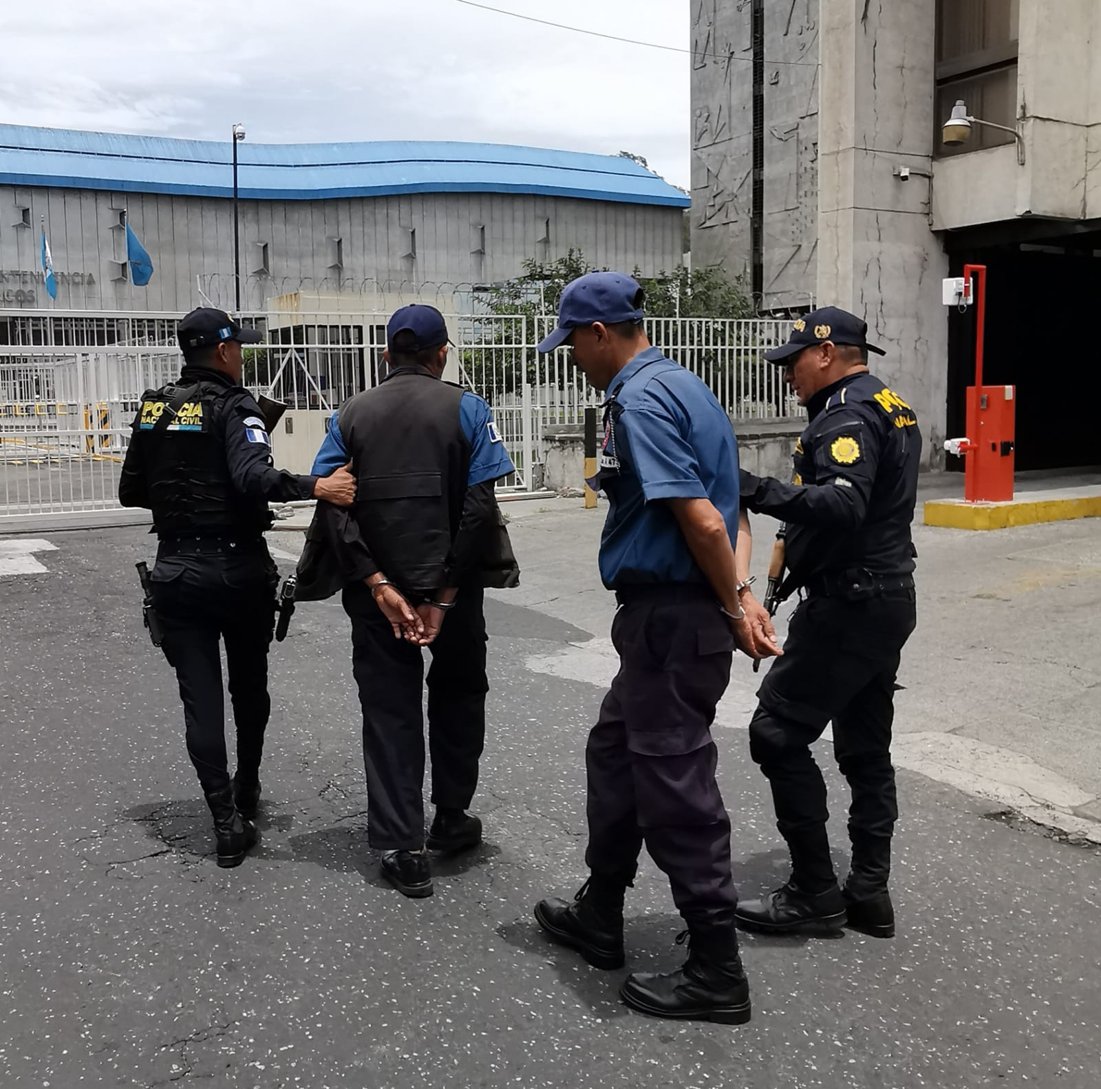 Capturan a dos hombres que aseguran ser guardias de seguridad privada