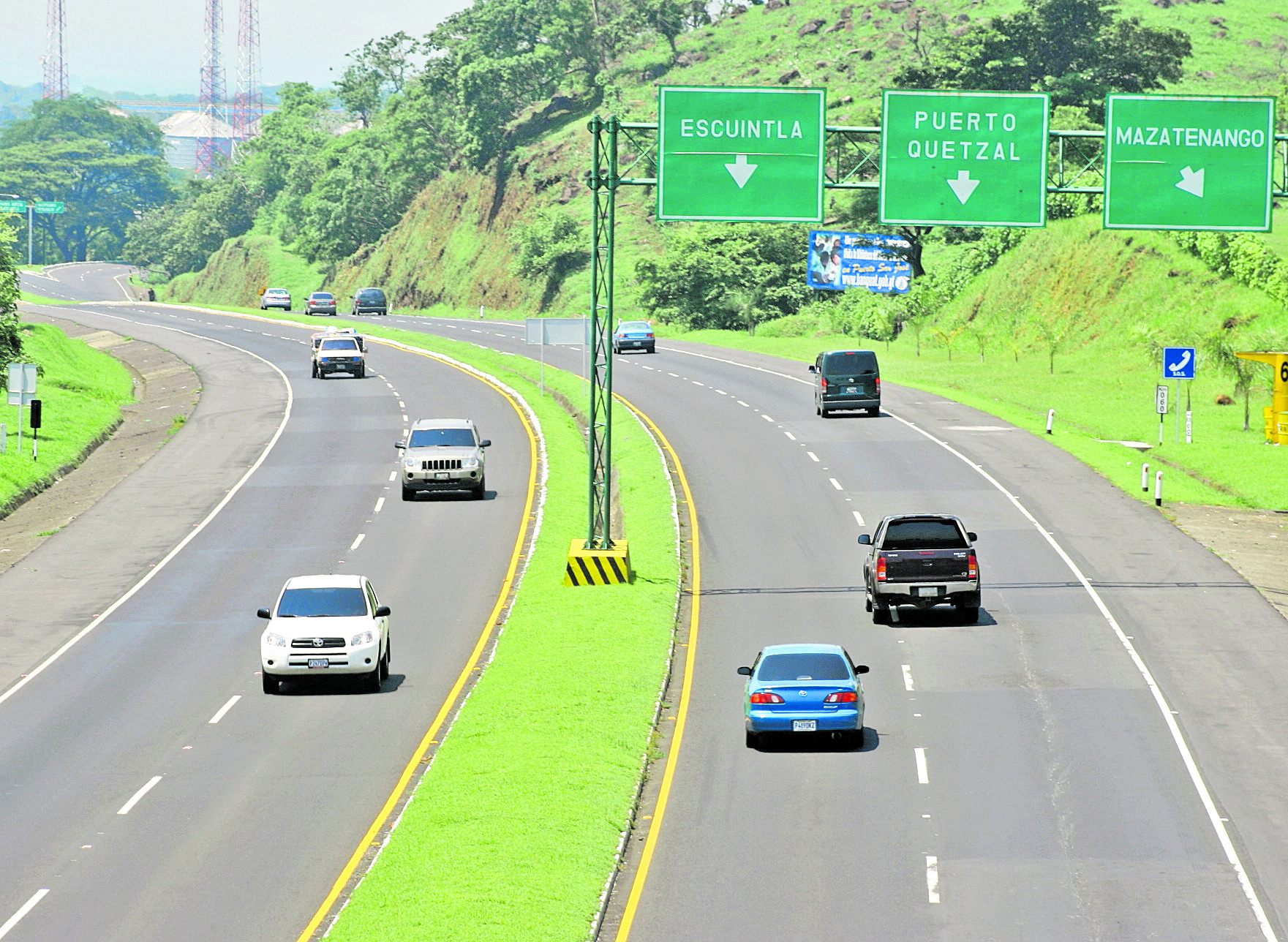 ESCUINTLA: kilometro 60 de la autopista palin escuintla, en esta zona existe un peralte del lado derecho lo que ocasiona que se acumule agua de lluvia en el arriate central, esto a provocado numerosos accidentes.foto: carlos paredes