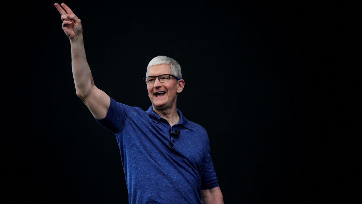 El máximo directivo de Apple, Tim Cook, estuvo en la cita en la que se hicieron los anuncios. FOTO: REUTERS