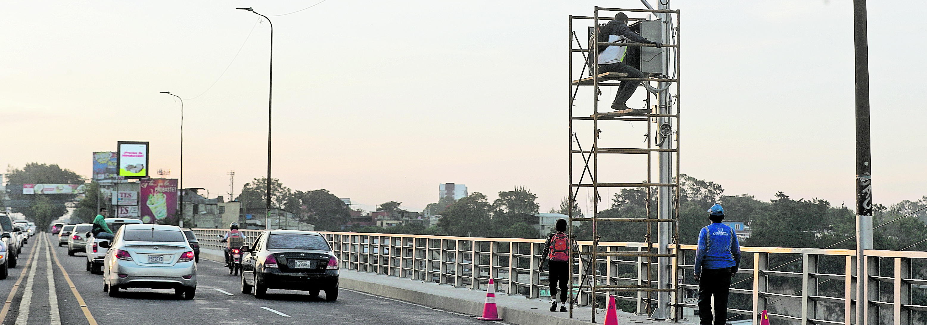 Personal del Ministerio de Comunicaciones, Empresa Eléctrica y la Municipalidad de Guatemala instalan el equipo de báscula en el Puente Belice, en el lugar se medirá el tamaño y el peso del transporte para emitir sanciones a los que traen mayor peso que el reportado porque esto daña las carreteras del país. 


ÓSCAR RIVAS 19 11 2019