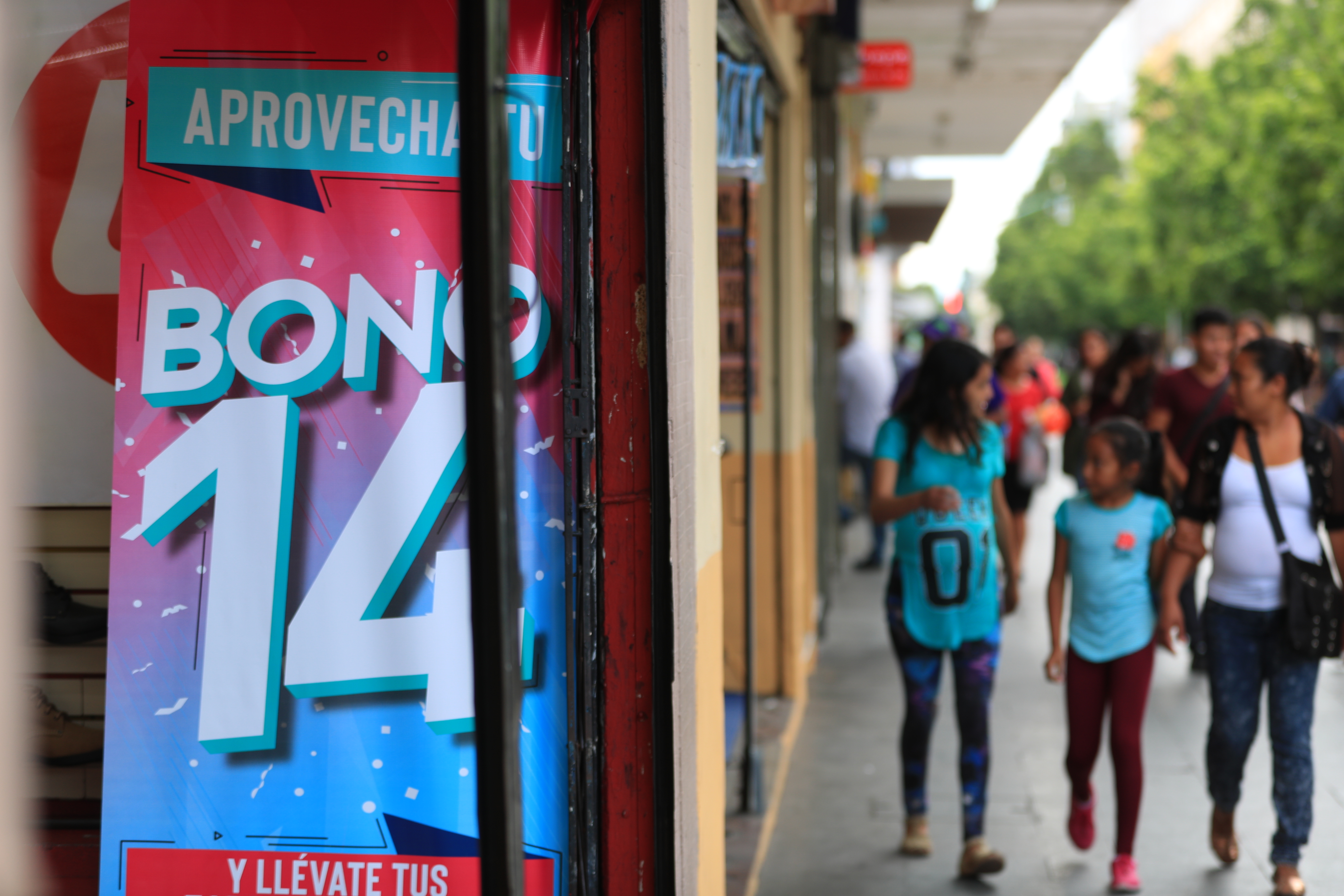 Tiendas de ropa en la sexta avenida ya promocionan ofertas por el pago del bono 14


foto por Carlos Hernndez Ovalle
12/07/2019