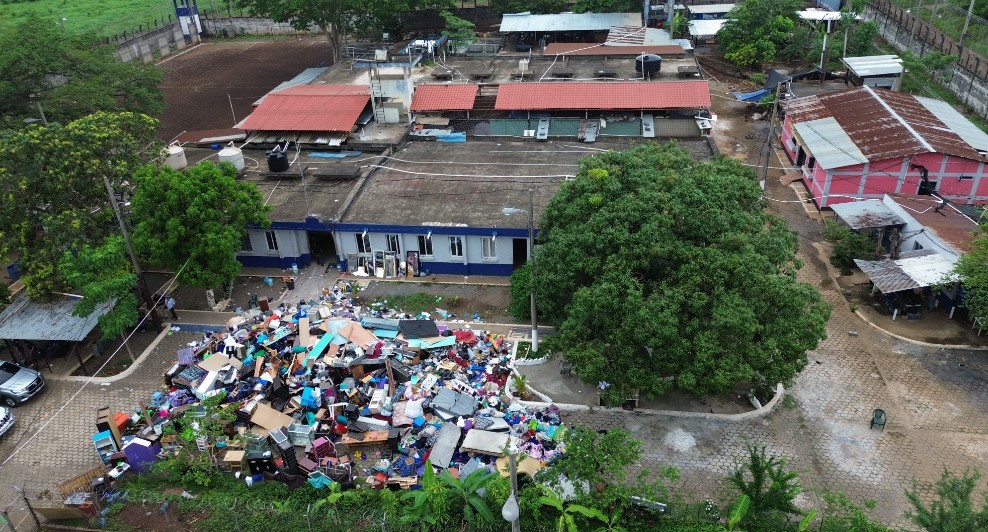 Vista aérea de dron de los objetos encontrados en la cárcel El Infiernito durante requisa. (Foto Prensa Libre: Byron Baiza)