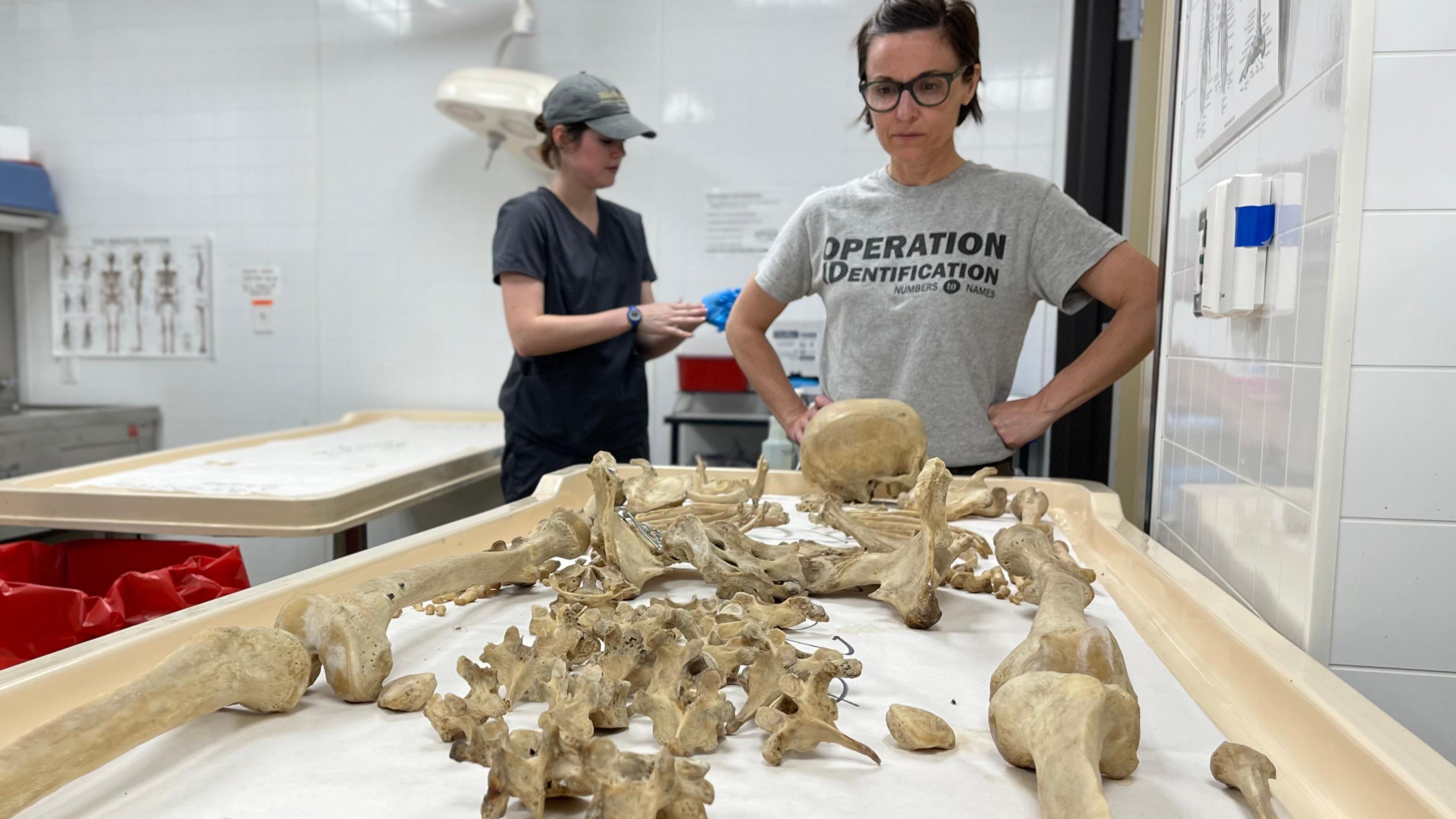 La antropóloga forense Kate Spradley en el laboratorio de Operation Identification en Freeman Ranch, San Marcos, Texas, el 24 de abril de 2024. (Foto: Leire Ventas)