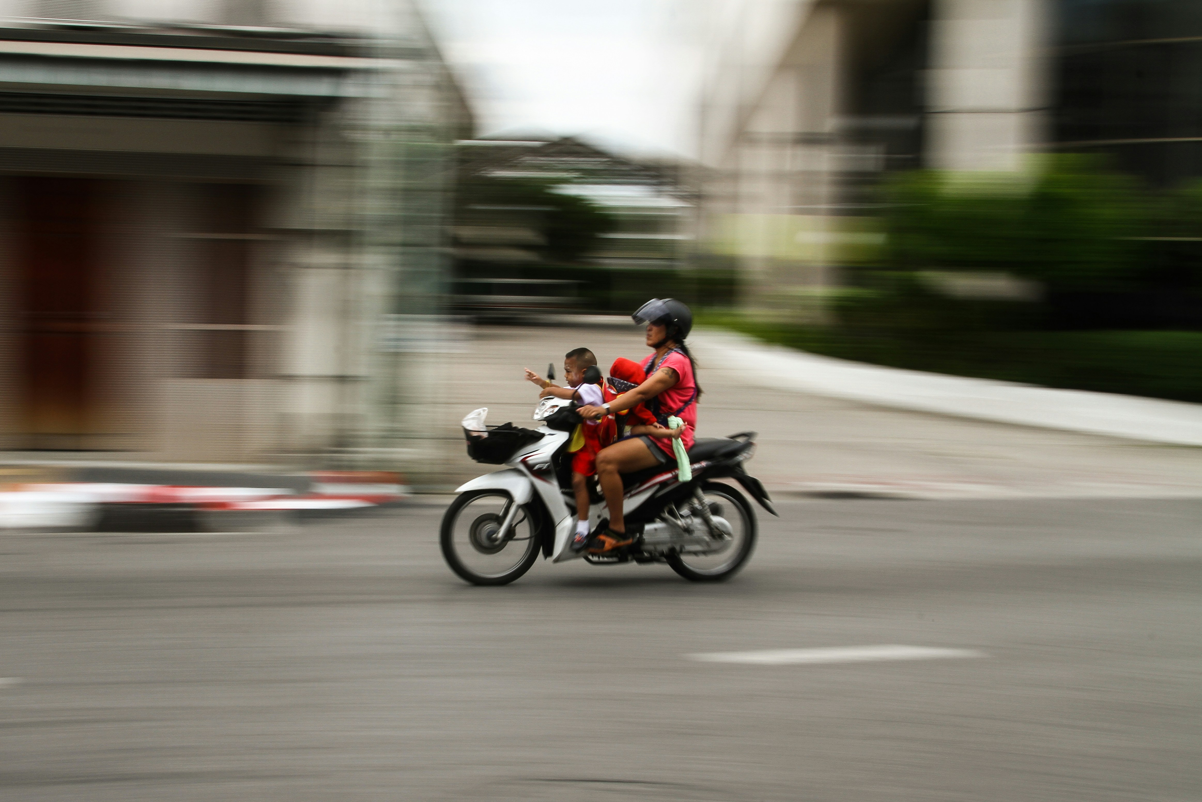 Las autoridades recomiendan a los conductores de todo tipo de vehículo que respeten las señales de tránsito y límites de velocidad. (Foto de referencia. Prensa Libre: Unsplash)