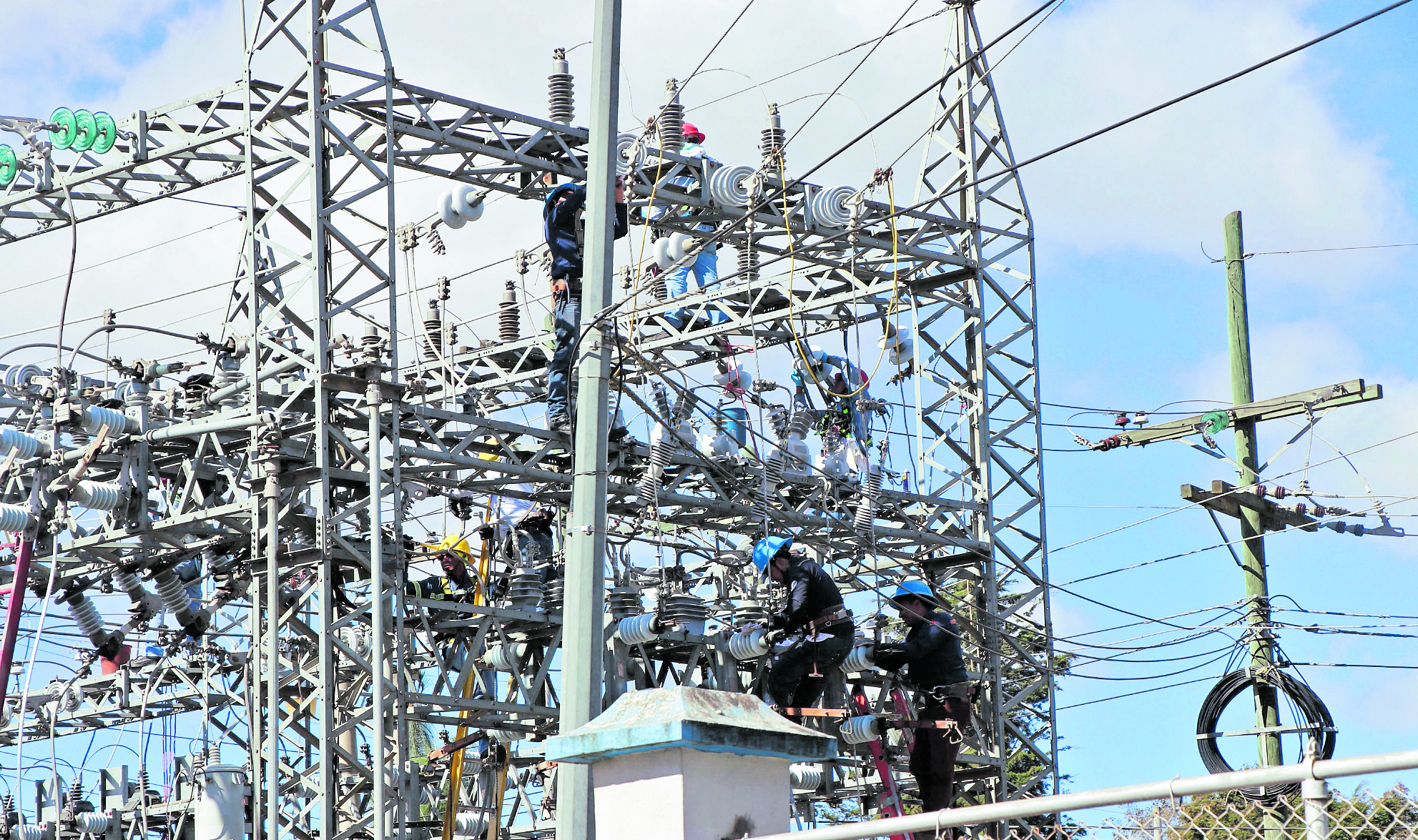 Realizan mantenimiento a la red eléctrica de cinco municipios para evitar fallas durante fenómenos naturales
Más de 27 mil usuarios de energía eléctrica de los municipios de San Marcos, San Pedro Sacatepéquez, San Cristóbal Cucho, San Lorenzo y San Antonio Sacatepéquez permanecen sin el servicio desde las 8 horas cuando personal del Instituto Nacional de Electrificación (Inde), inició trabajos de mantenimiento en la red de 69 mil voltios.
“Se está realizando limpieza del transformador y línea de 69 mil voltios y mantenimiento de toda la estructura de la sub estación San Marcos, que va desde limpieza, cambio de transformadores, cambio de líneas, formatos y monitores para que l suministro sea fluido de aquí en adelante”, comentó uno de los trabajadores del Inde.
Por su parte personal de la empresa eléctrica municipal de San Pedro Sacatepéquez y San Marcos, aprovechó para realizar mantenimiento a la red principal que abastece a los usuarios que ha presentado daños derivados de los sismos y vientos de los frentes fríos. 
“Se están trabajando las tres líneas que generan a todo el municipio y le estamos dando un ajuste para que en el momento que existan movimientos telúricos, vientos y lluvias no existan fallas y nos dejen sin energía eléctrica”, explicó Leonardo Velásquez vocero de la empresa eléctrica.
Los usuarios tuvieron que prepararse con plantas eléctricas para evitar pérdidas económicas por la suspensión del suministro ya que San Pedro Sacatepéquez, es un municipio cien por ciento comercial y algunos productos podrían perderse por los trabajos de mantenimiento.
“La empresa eléctrica paso dejando avisos para que nos preparáramos porque iban a suspender el servicio y nosotros que tenemos productos perecederos tuvimos que alquilar plantas generadoras de energía eléctrica para que no perdamos el producto y más cuando es día de plaza como hoy martes”, comentó el comerciante Miguel Ángel Fuentes.