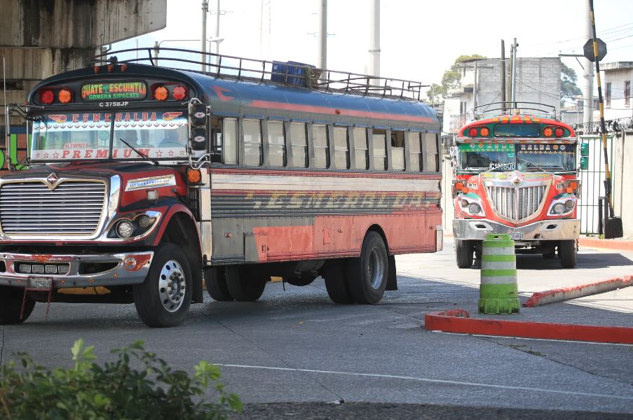 Unidades de transporte extraurbano de pasajeros no han operado en su totalidad en las rutas hacia la costa sur por  el hundimiento en la autopista Palín - Escuintla  y dificultades en otras rutas, según Gretexpa. (Foto, Prensa Libre: Hemeroteca PL). 