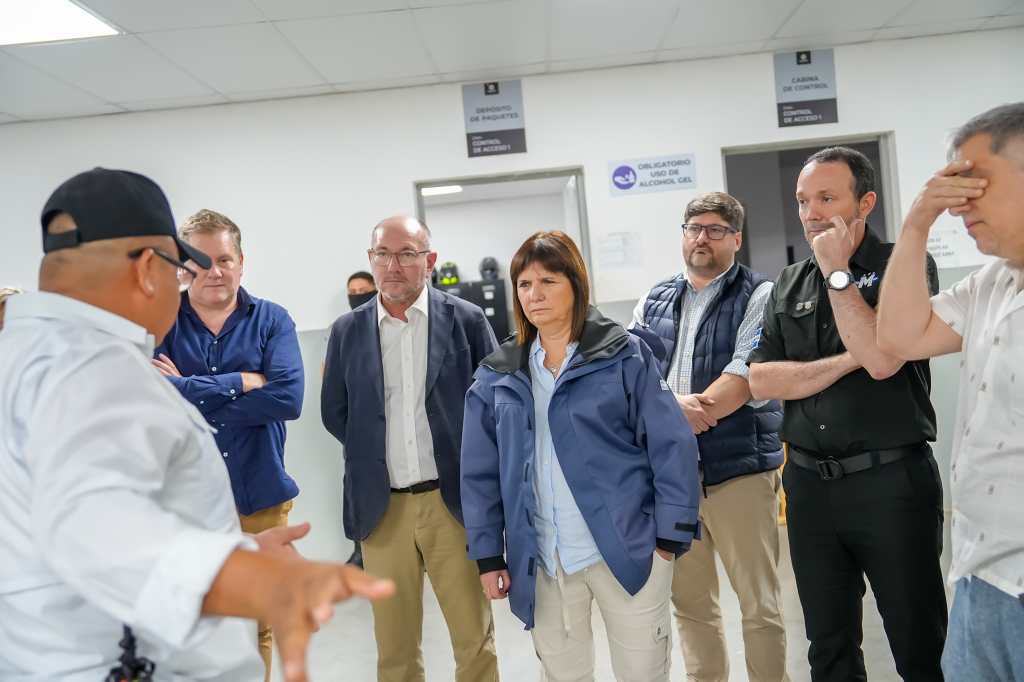 La ministra argentina Bullrich visita la megacárcel para pandilleros en El Salvador