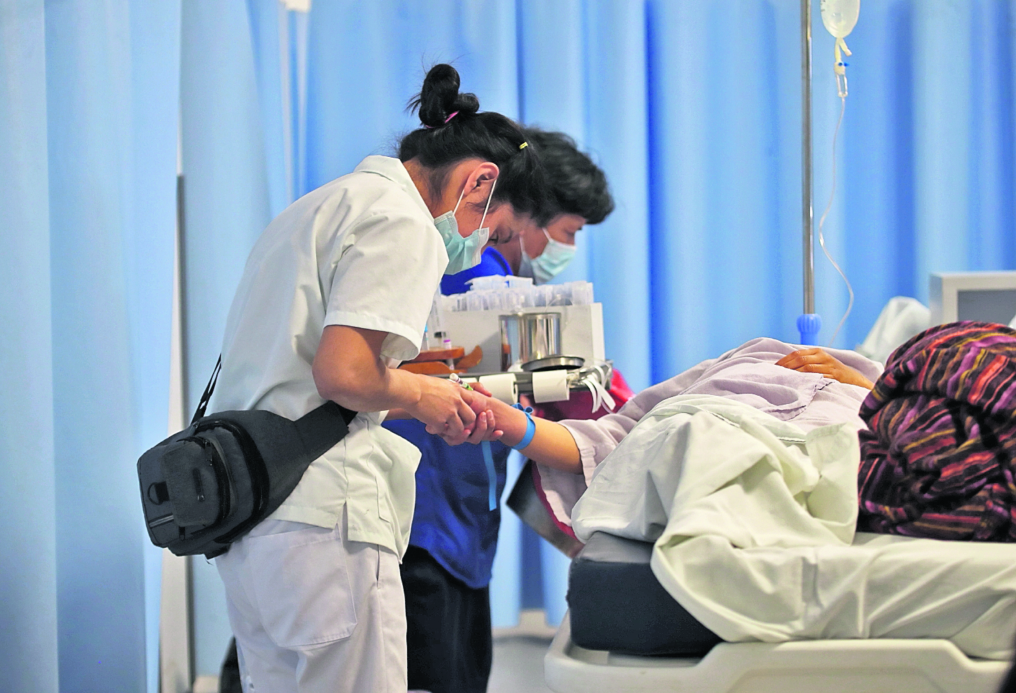 El viceministro de Hospitales - Gerardo Hernández, es acusado de autorizar una compra anómala por Q67 millones (unos US$8.5 millones) para supuestamente equipar dicho hospital, según informó el Ministerio Público.El Ministerio Público (MP) declaró este miércoles 15 de marzo como prófugo a Gerardo Hernández, exviceministro de Salud, por un millonario desfalco estatal en la compra de equipo médico para el Hospital Nacional de Chimaltenango, recientemente inaugurado por el Gobierno en febrero pasado.Fotografía Prensa Libre: Carlos Hernández.