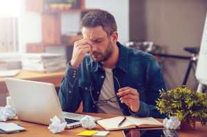 El problema de piernas inquietas podría ser un problema para el descanso y afectar el diario vivir.   (Foto Prensa Libre: Shutterstock)