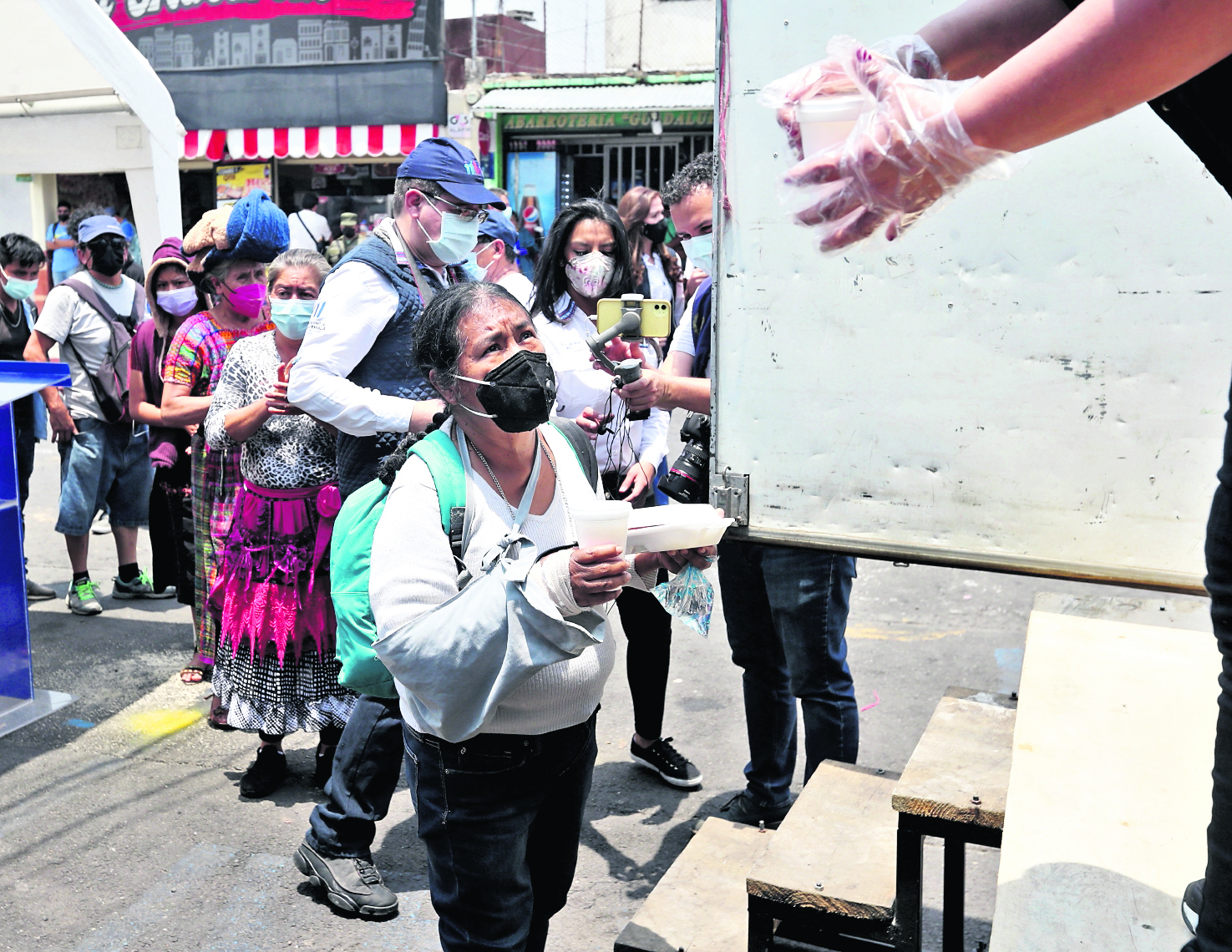 El Ministerio de Desarrollo Social Inauguro el comedor móvil instalado en las instalaciones del Hospital San Juan de Dios el cual atender a las personas con desayunos y almuerzos a un costo de Q 15 varias personas hicieron cola para recibir sus almuerzo.

Fotografía. Erick Avila:                   0904/2021