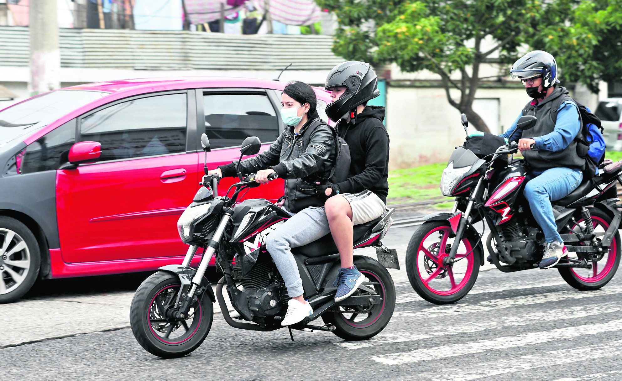 Mujeres cambian su carro por una moto muchas de ellas prácticamente tiene que atravesarse la ciudad para poder llegar a tiempo a sus destino la mayoría al  principio sentían mucho temor cuando tenía que abrirse campo entre motos y carros.

Fotografía:  Erick Avila       Fecha: 27/05/2022.