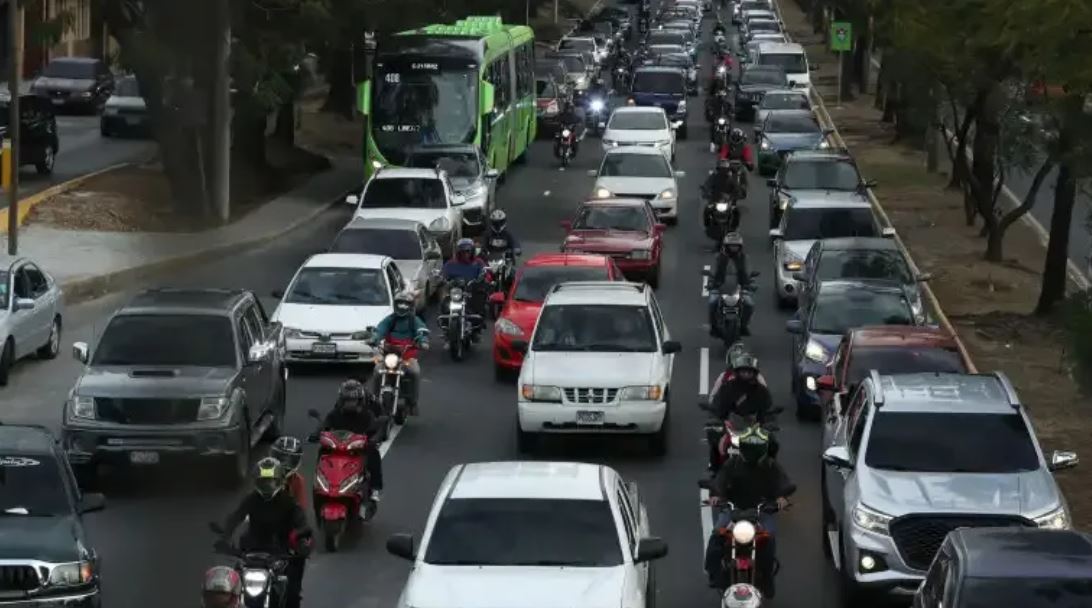 La SAT ha buscado dotarse de placas metálicas por cotizaciones y una licitación, pero los distintivos para moto se están agotando y brindará provisionales. (Foto, Prensa Libre: Hemeroteca PL).