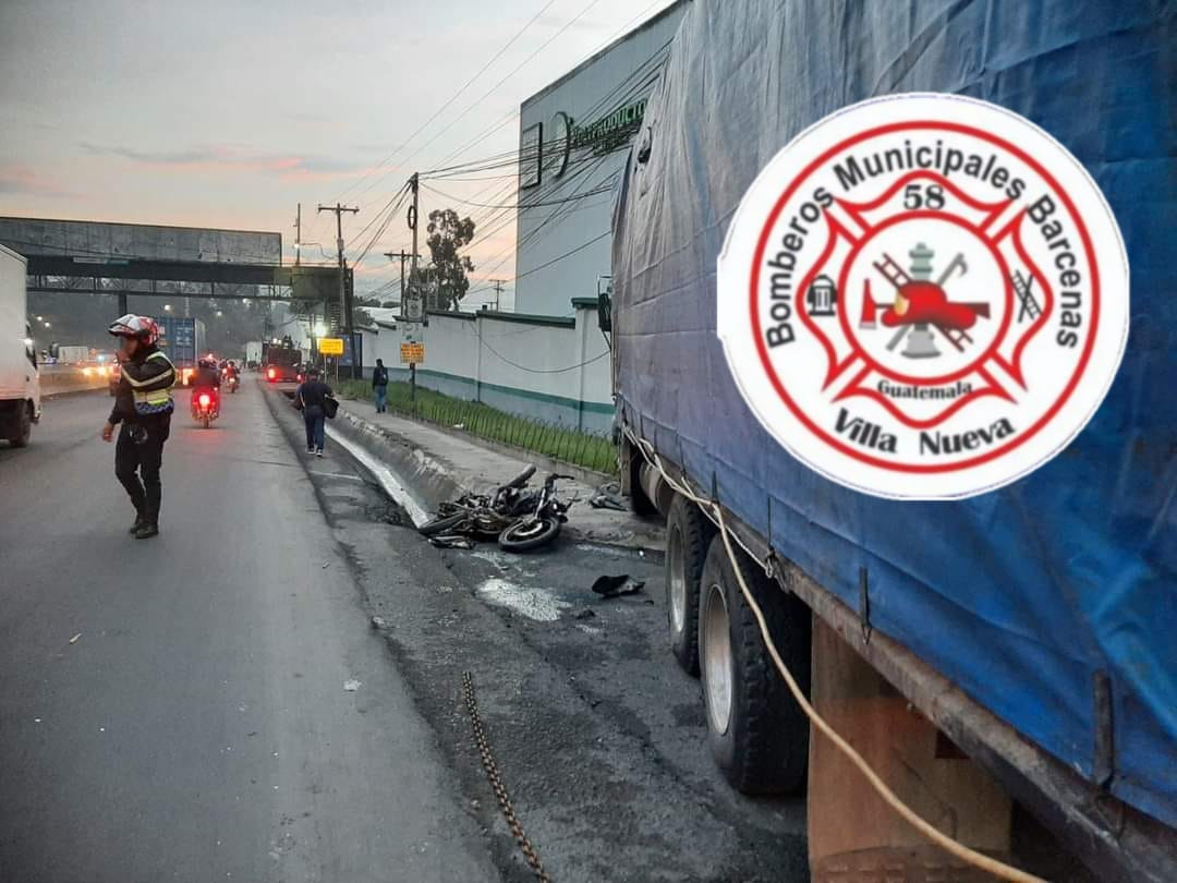 El paso de vehículos en la ruta al Pacífico es complicado hacia la capital por accidentes de tránsito. (Foto Prensa Libre: Bomberos Municipales de Bárcenas)