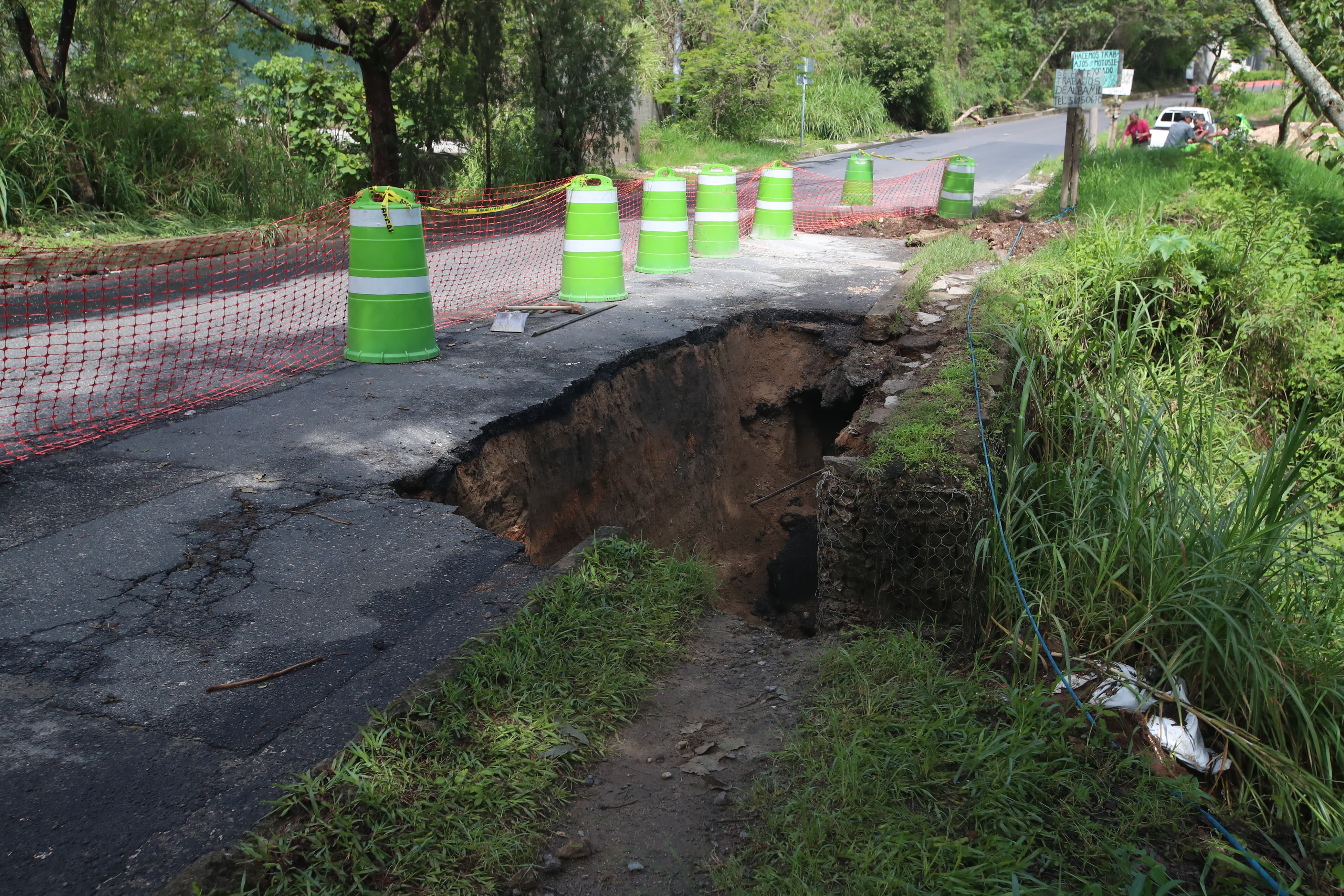 Un hundimiento afecta el paso de vehículos en el bulevar Canajuyú, zona 16 capitalina. (Foto Prensa Libre: B. Bayza)