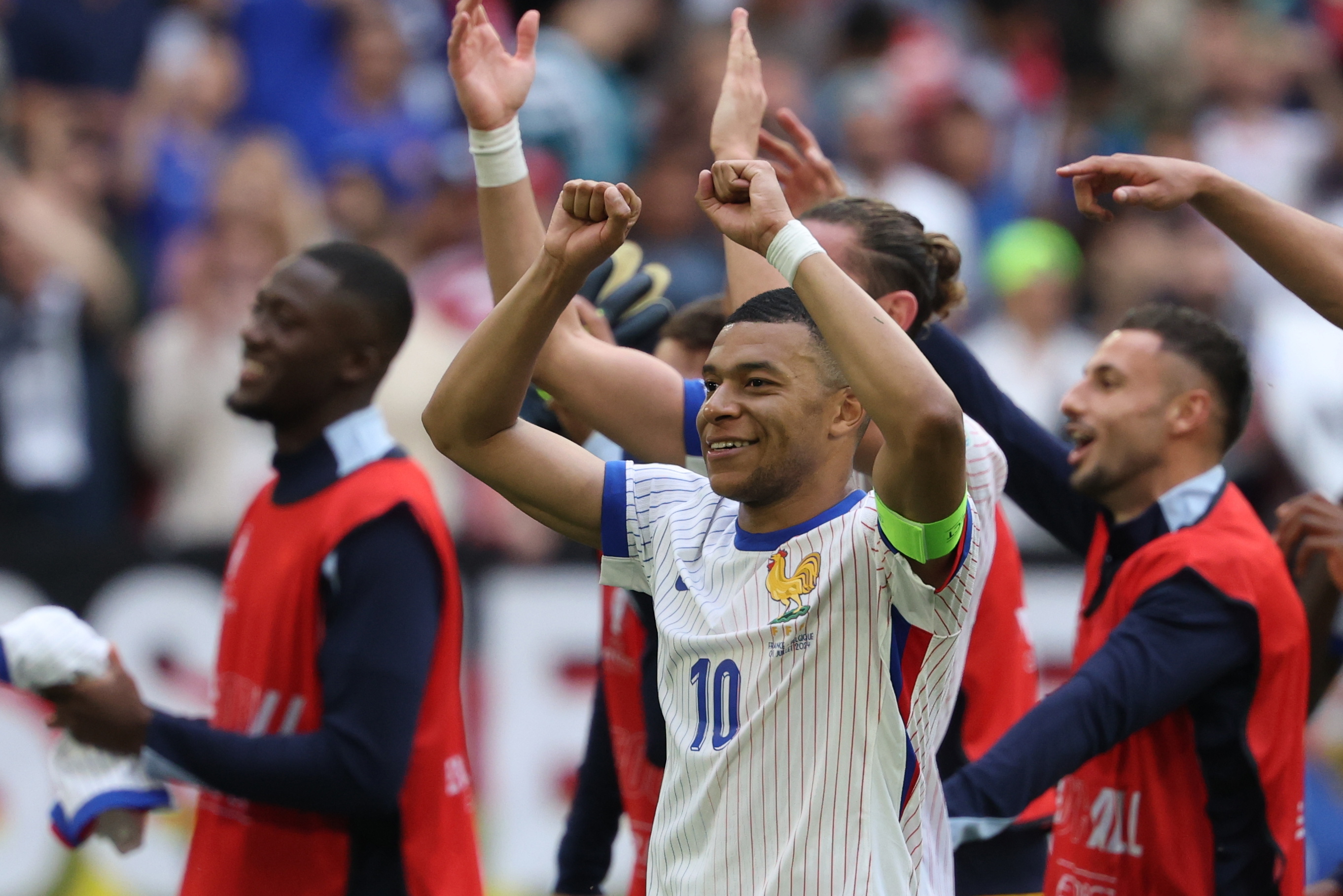 Kylian Mbappé celebrando con su público el pase a siguiente ronda.