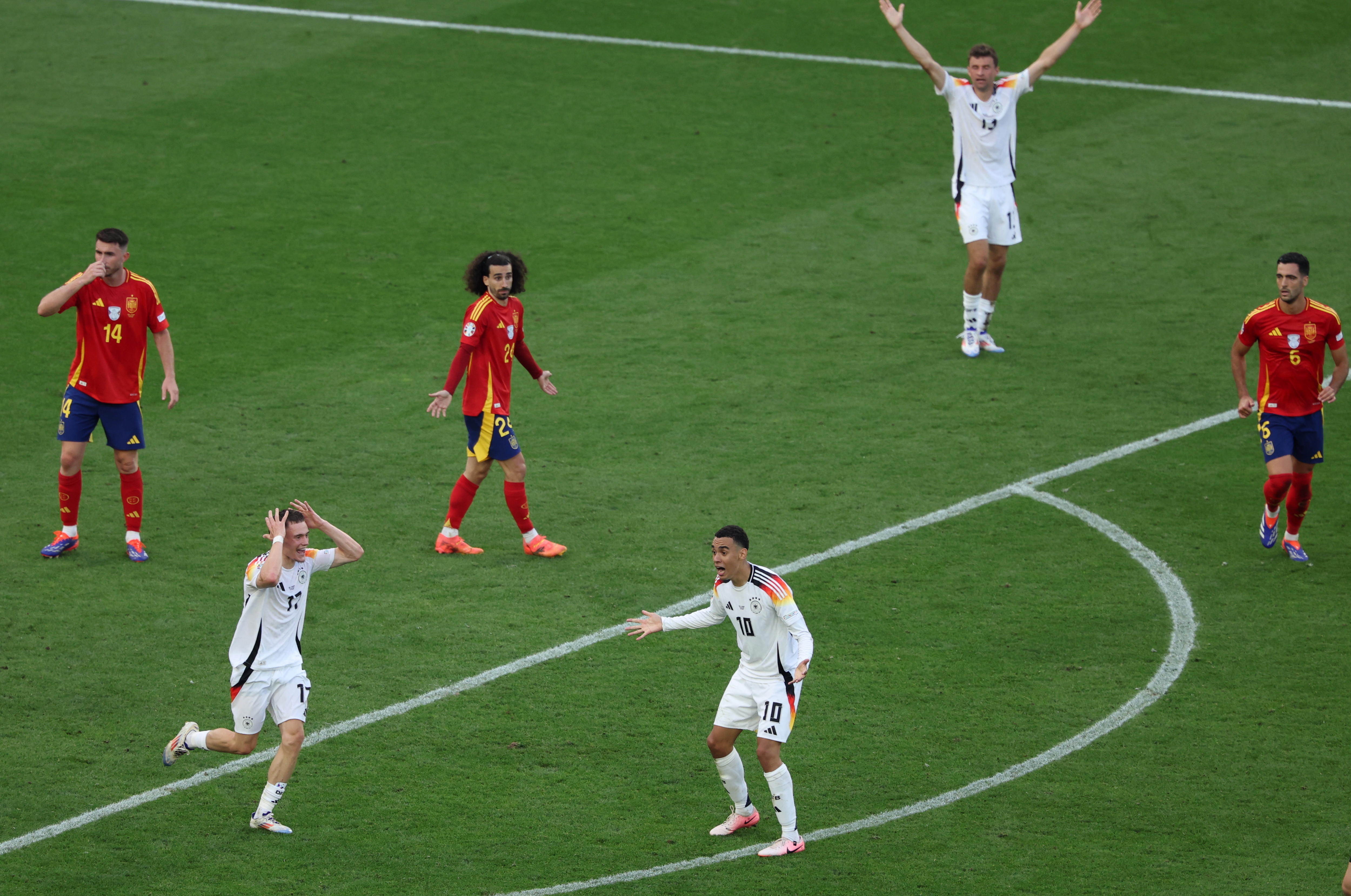 Jugadores de Alemania piden penal durante la acción del tiempo extra.