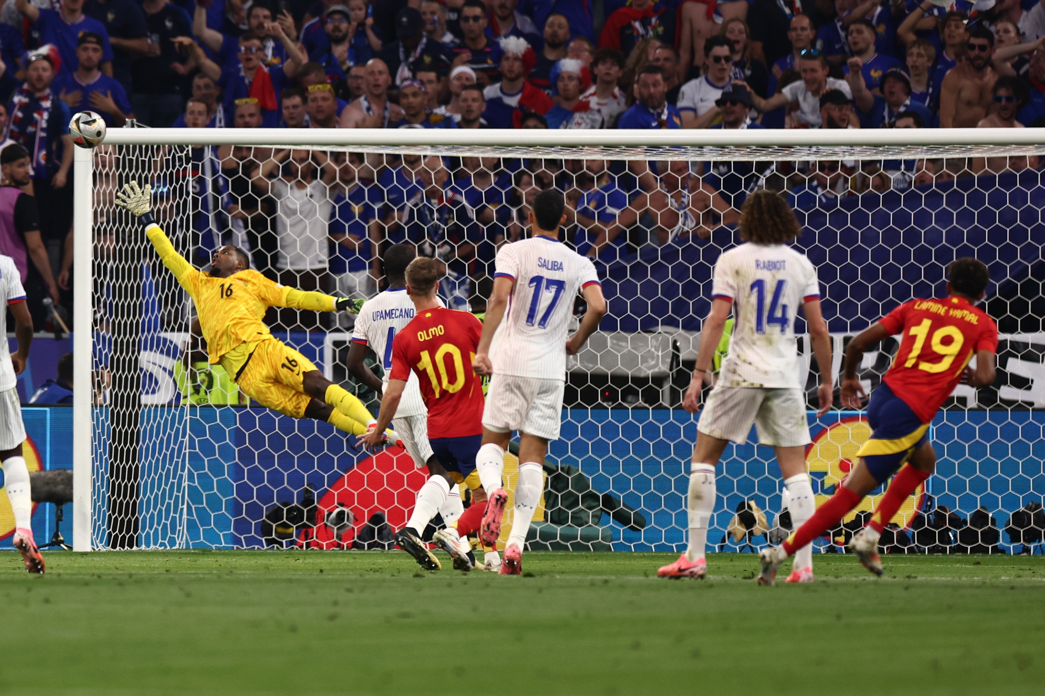 El golazo de Lamine Yamal a Francia que igualaría el encuentro y anímicamente ayudaría a "La Roja" a buscar la remontada.'