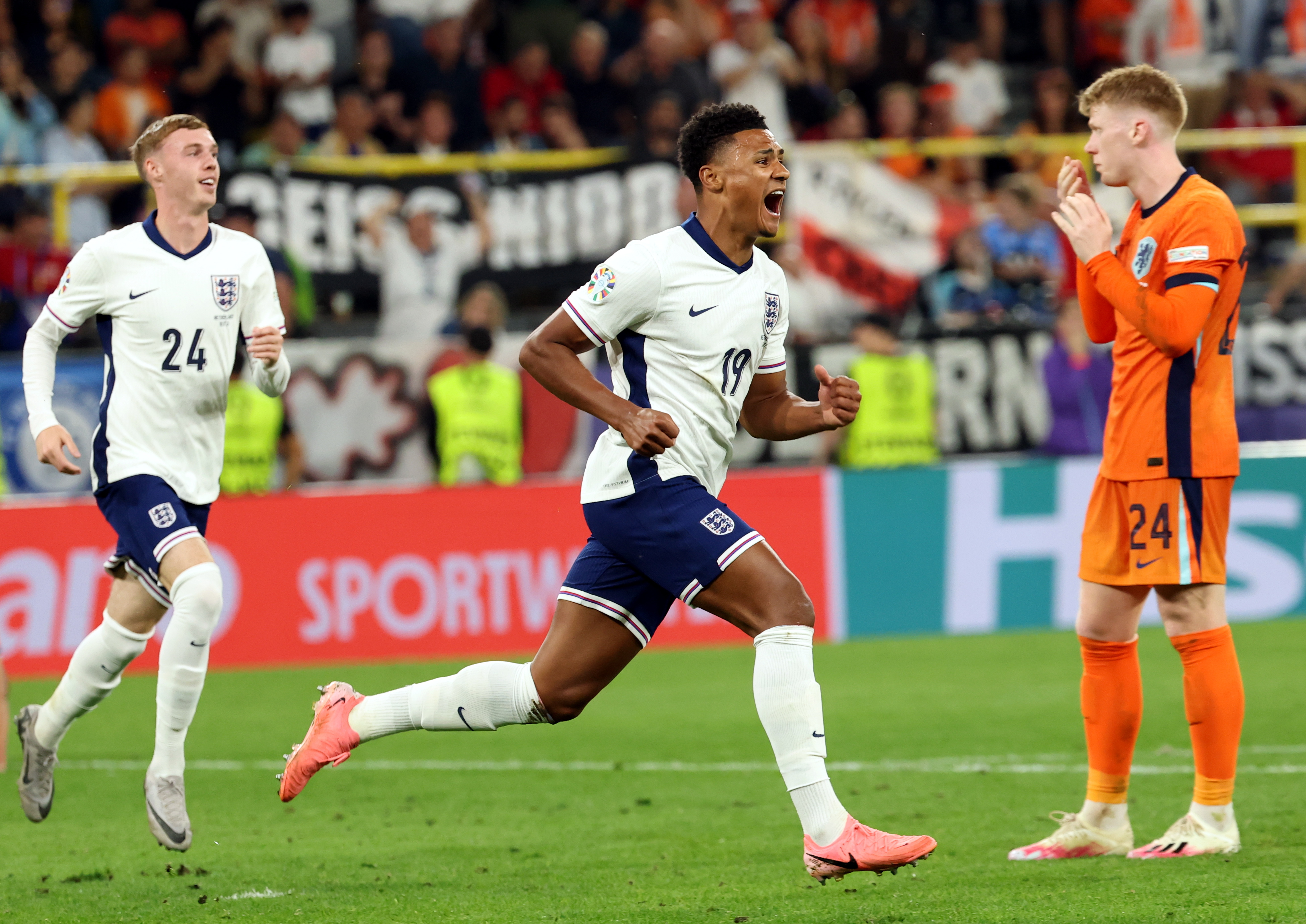 Ollie Watkins celebrando el gol que metió a Inglaterra a la final.