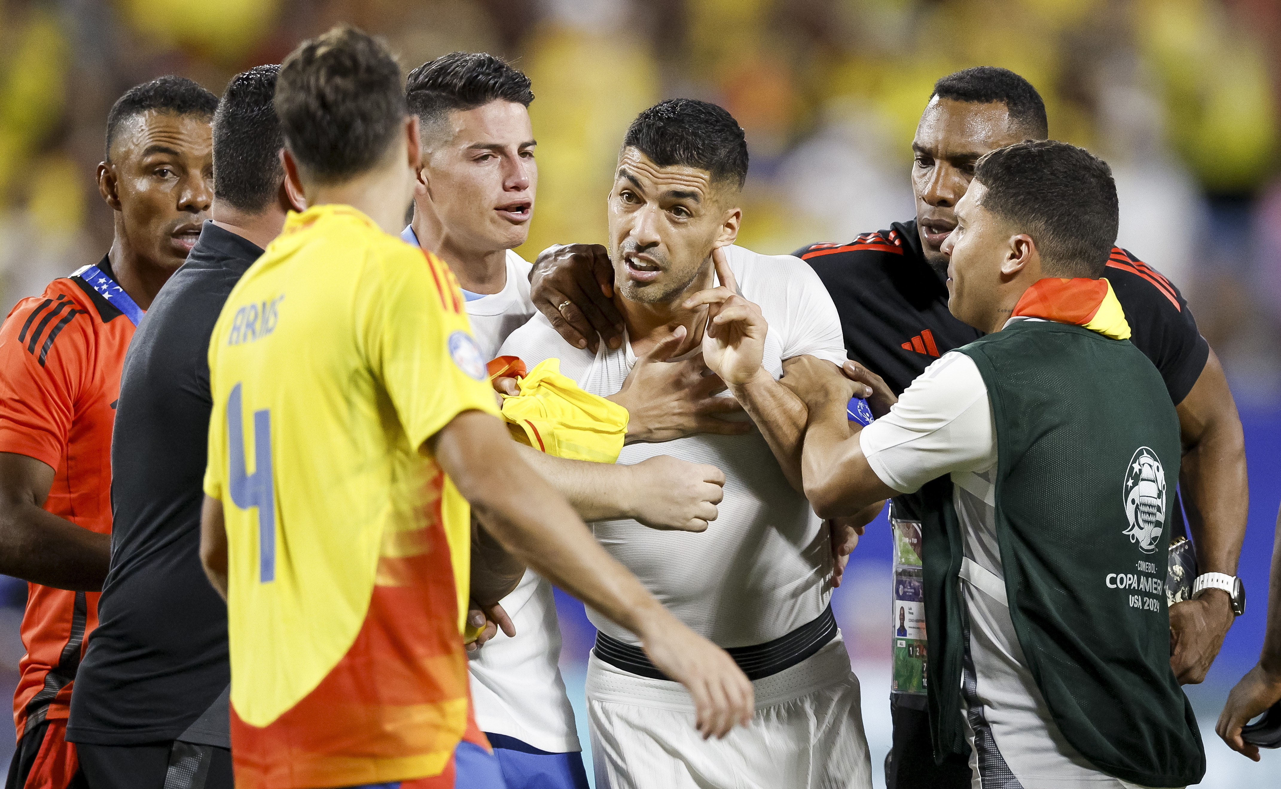 Luis Suárez (centro) enfadado tras lo ocurrido con los colombianos.