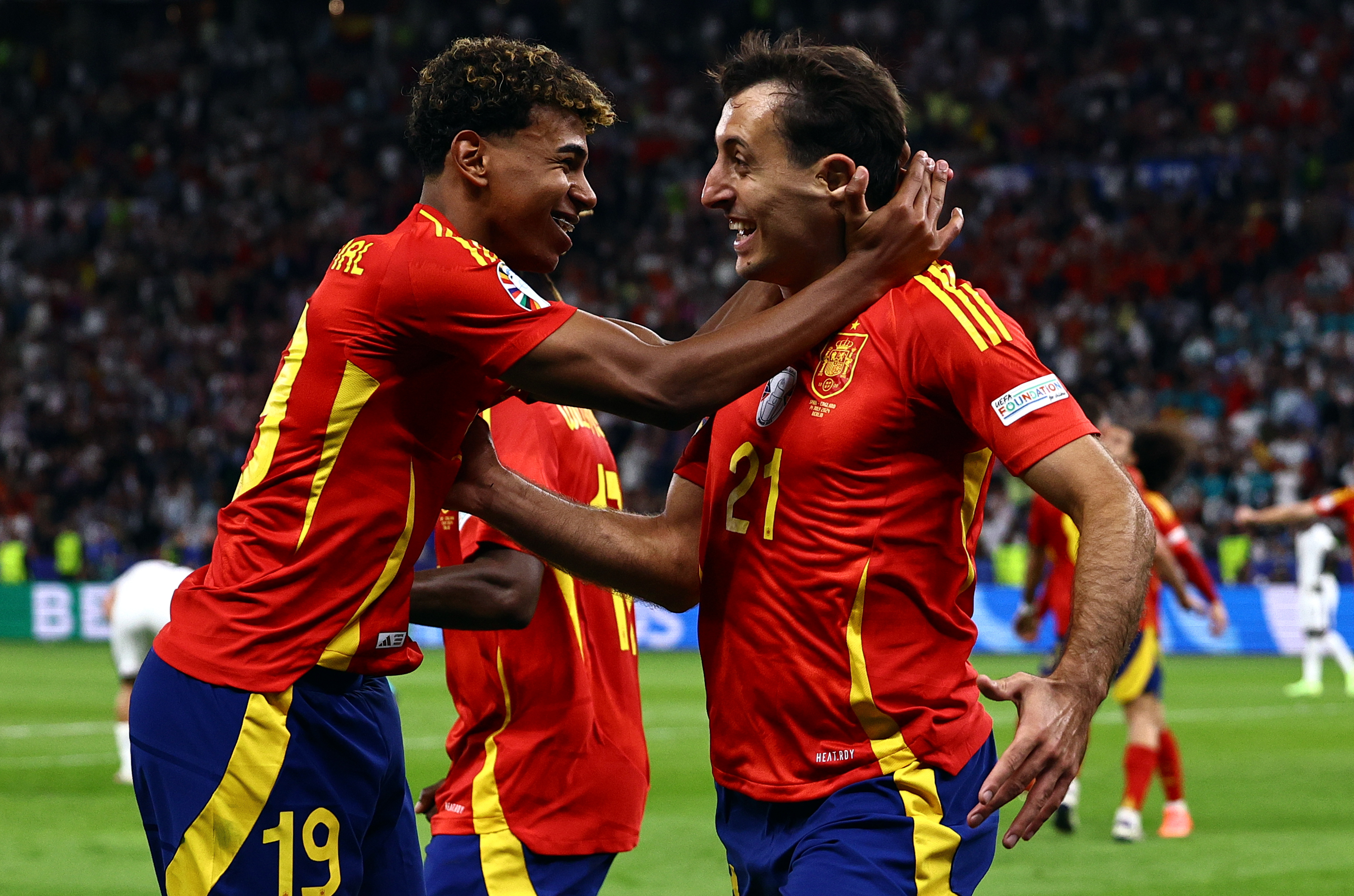 Lamine Yamal (izquierda) celebrando con Mikel Oyarzabal (derecha) el segundo gol de España.