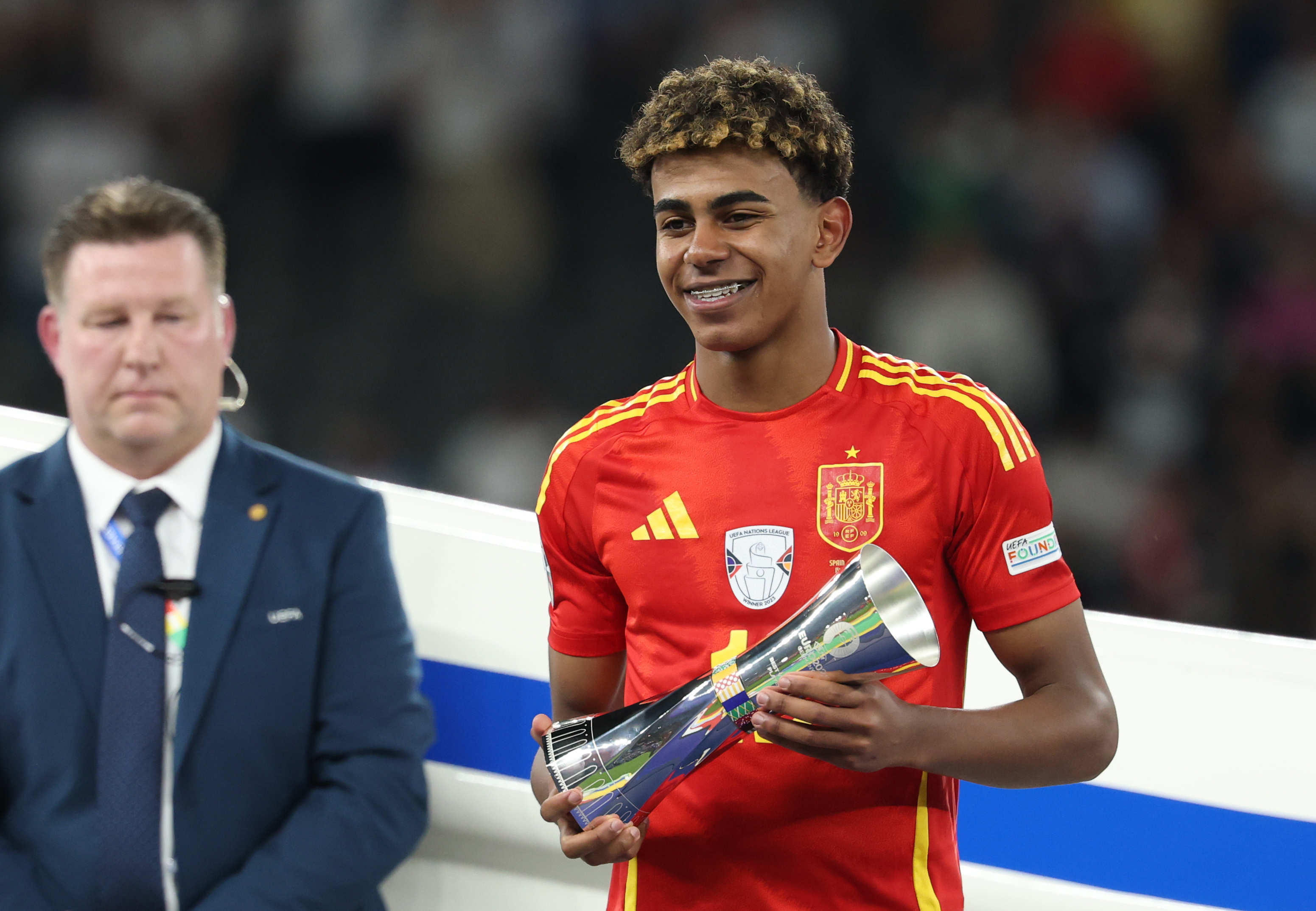 Lamine Yamal ostentando el premio al mejor jugador joven de la Eurocopa 2024.