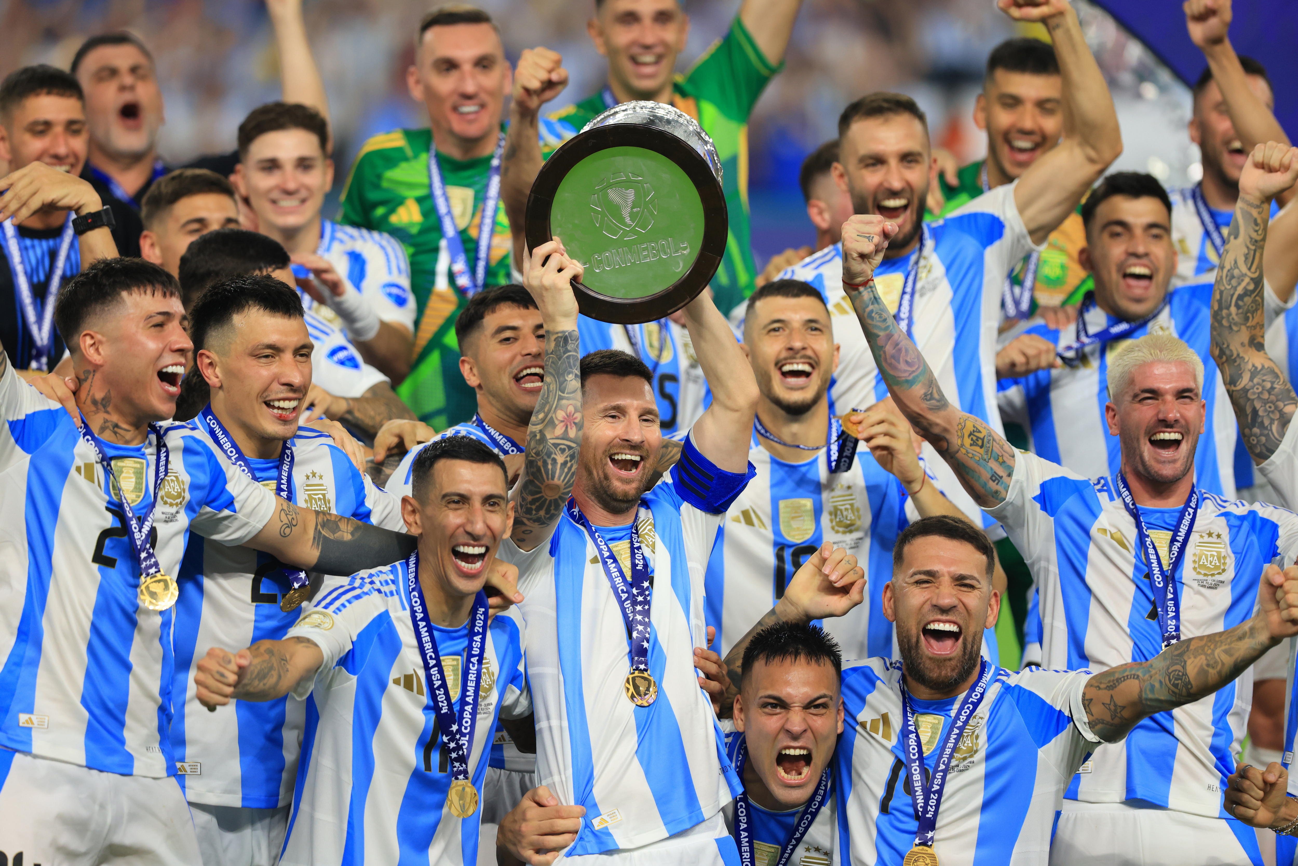 Lionel Messi de Argentina levanta el trofeo después de ganar la final de la Copa América 2024 contra Colombia.