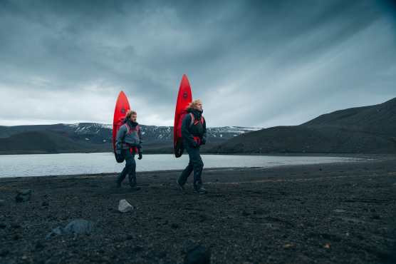 AME2168. PENINSULA ANTÁRTICA (CHILE), 16/07/2024.- Fotografía cedida por Marko Magister que muestra a  los surfistas de aguas gélidas Julián y Joaquín Azulay (i). El Océano Austral, ubicado en la Península Antártica, abarca el 10 % del océano mundial y necesita ser protegido porque está recibiendo los peores impactos de la crisis climática y la pesca industrial, afirman diferentes voces como la nadadora extrema Barbara Hernández o los surfistas Julián y Joaquín Azulay. EFE/Marko Magister /SOLO USO EDITORIAL/ SOLO DISPONIBLE PARA ILUSTRAR LA NOTICIA QUE ACOMPAÑA (CRÉDITO OBLIGATORIO)