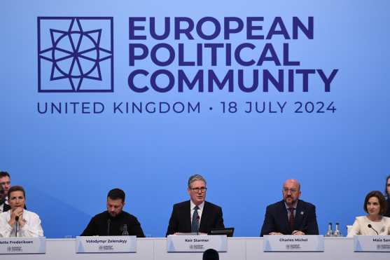 Woodstock (United Kingdom), 18/07/2024.- (L-R) Denmark's Prime Minister Mette Frederiksen, Ukrainian President Volodymyr Zelensky, British Prime Minister Keir Starmer, European Council President Charles Michel and Moldovan President Maia Sandu attend the Opening Plenary at the European Political Community (EPC) meeting at Blenheim Palace, in Woodstock, Oxfordshire, Britain, 18 July 2024. Starmer will host more than 45 European leaders at Blenheim Palace, the birthplace of Winston Churchill, for the European Political Community (EPC) summit. This is the 4th EPC meeting since the grouping was founded in October 2022. (Zelenski, Dinamarca, Moldavia, Reino Unido) EFE/EPA/CHRIS RATCLIFFE / POOL