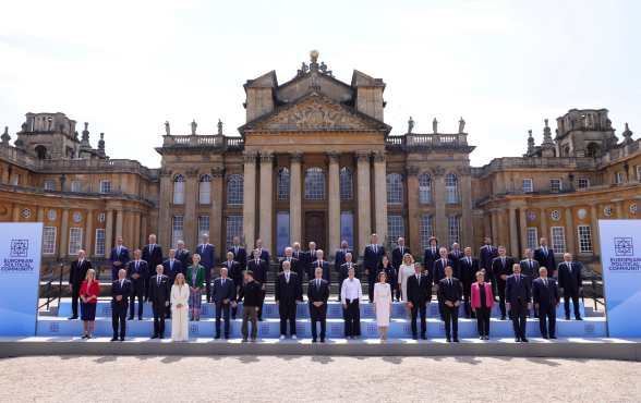 Woodstock (United Kingdom), 18/07/2024.- Britain's Prime Minister Keir Starmer (C) poses for a family photo with Europe's leaders during the European Political Community (EPC) meeting at Blenheim Palace, in Woodstock, Oxfordshire, Britain, 18 July 2024. The British Prime Minister will host more than 45 European leaders at Blenheim Palace, the birthplace of Winston Churchill, for the European Political Community (EPC) summit. This is the 4th EPC meeting since the grouping was founded in October 2022. (Reino Unido) EFE/EPA/NEIL HALL / POOL