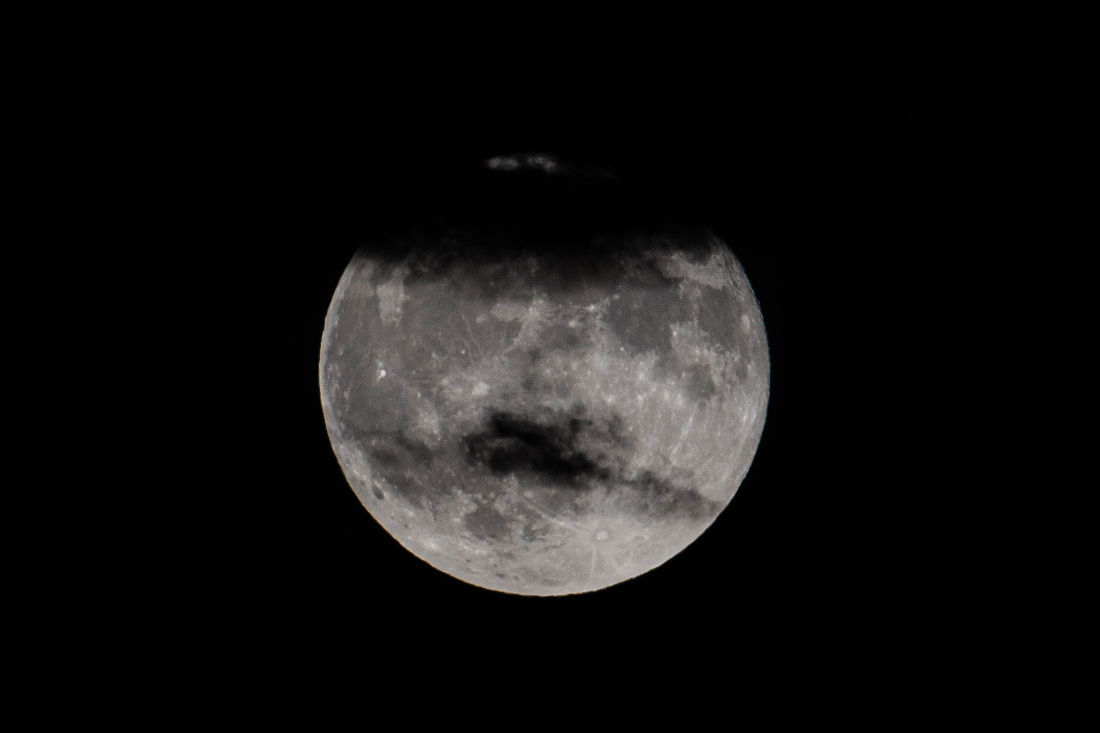 MADRID, 21/07/2024.- Imagen de la luna llena vista hoy domingo desde Madrid en la que se conoce como ´Luna del Ciervo´, la primera luna llena del verano donde se puede observar al astro más grande y brillante de lo normal. EFE / Fernando Villar.