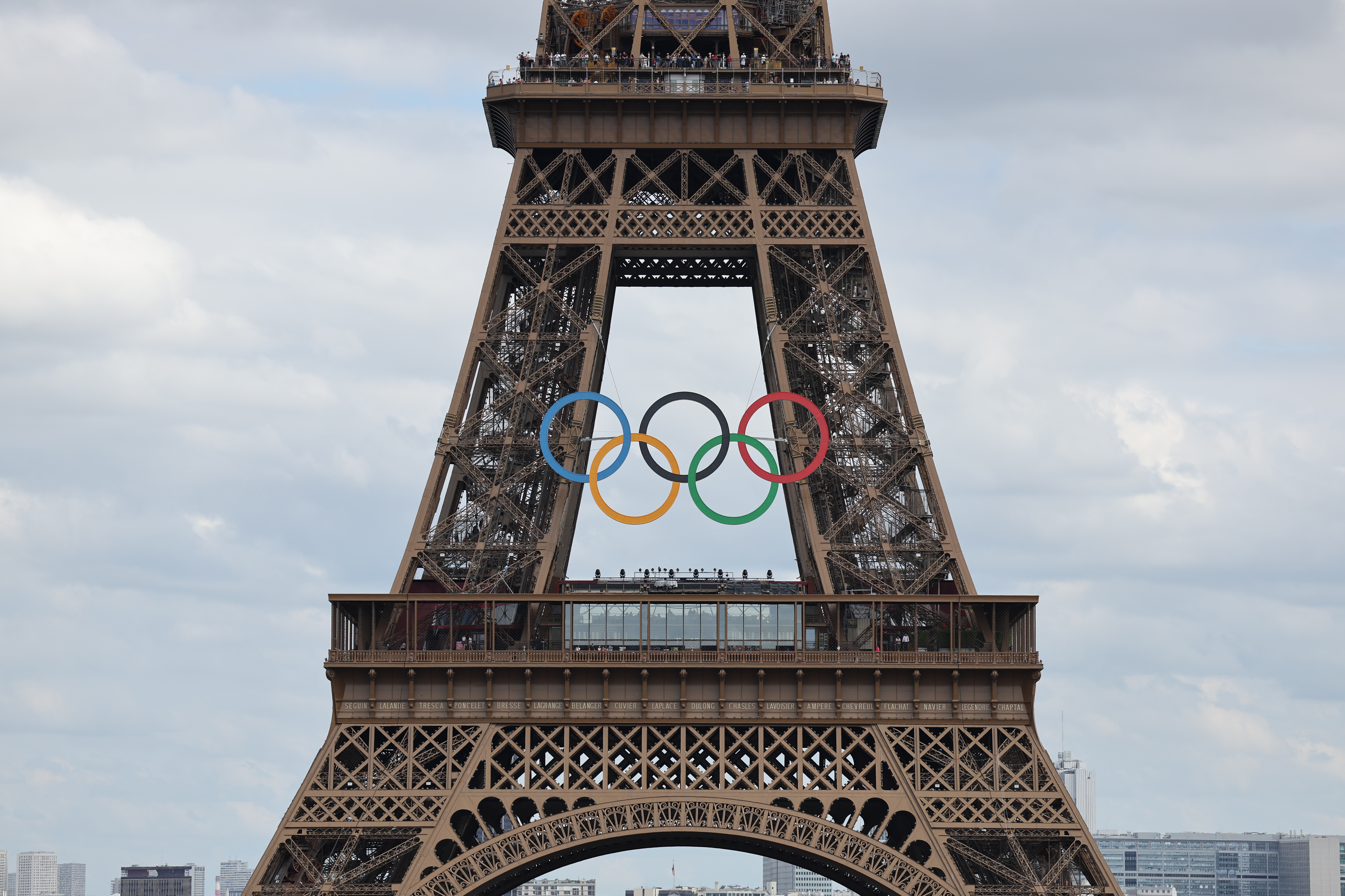 La Torre Eiffel con el símbolo de los Juegos Olímpicos 2024 este martes, en París.