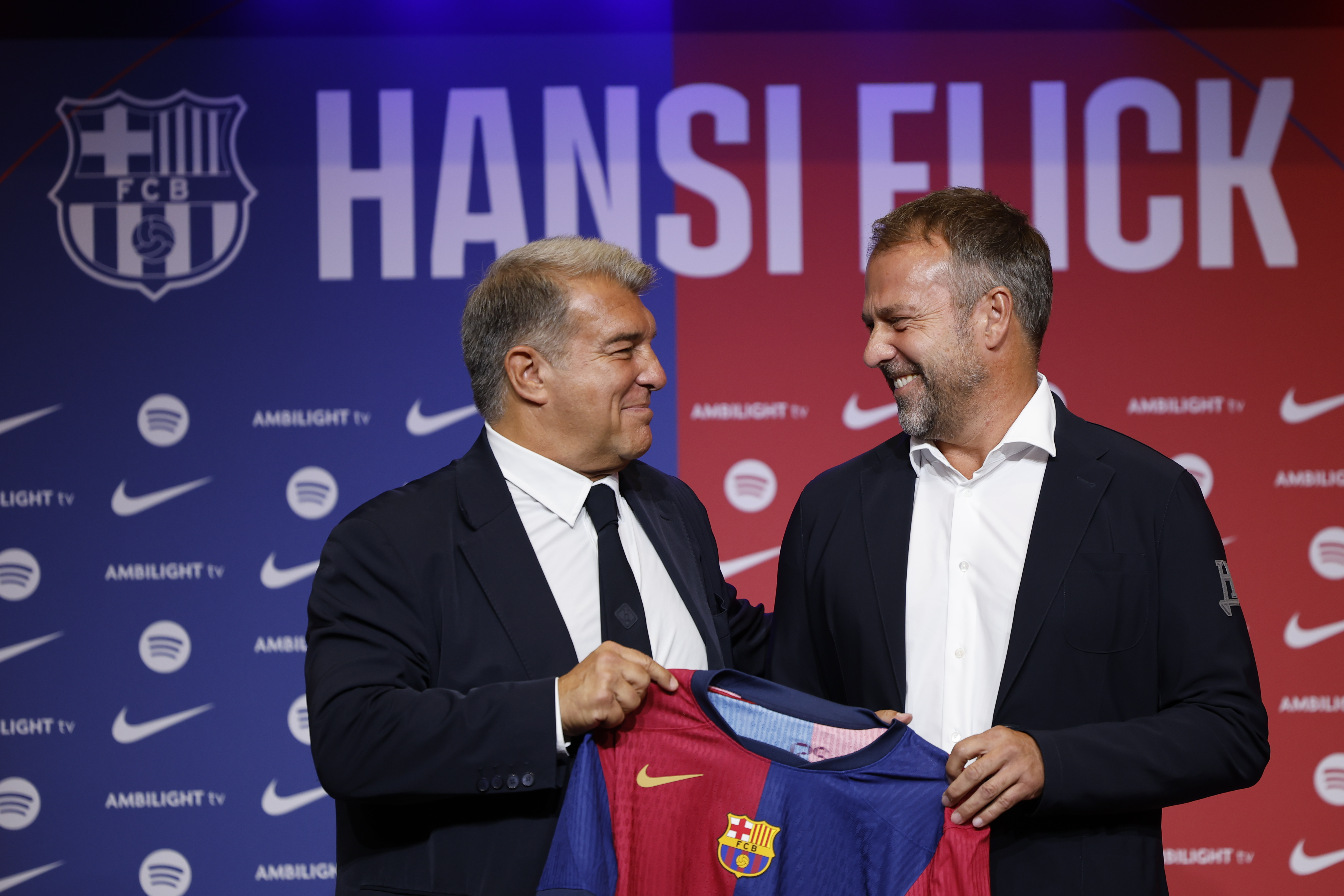 Joan Laporta (izquierda) posando junto a Hans Flick (derecha) con la camiseta del Barcelona.