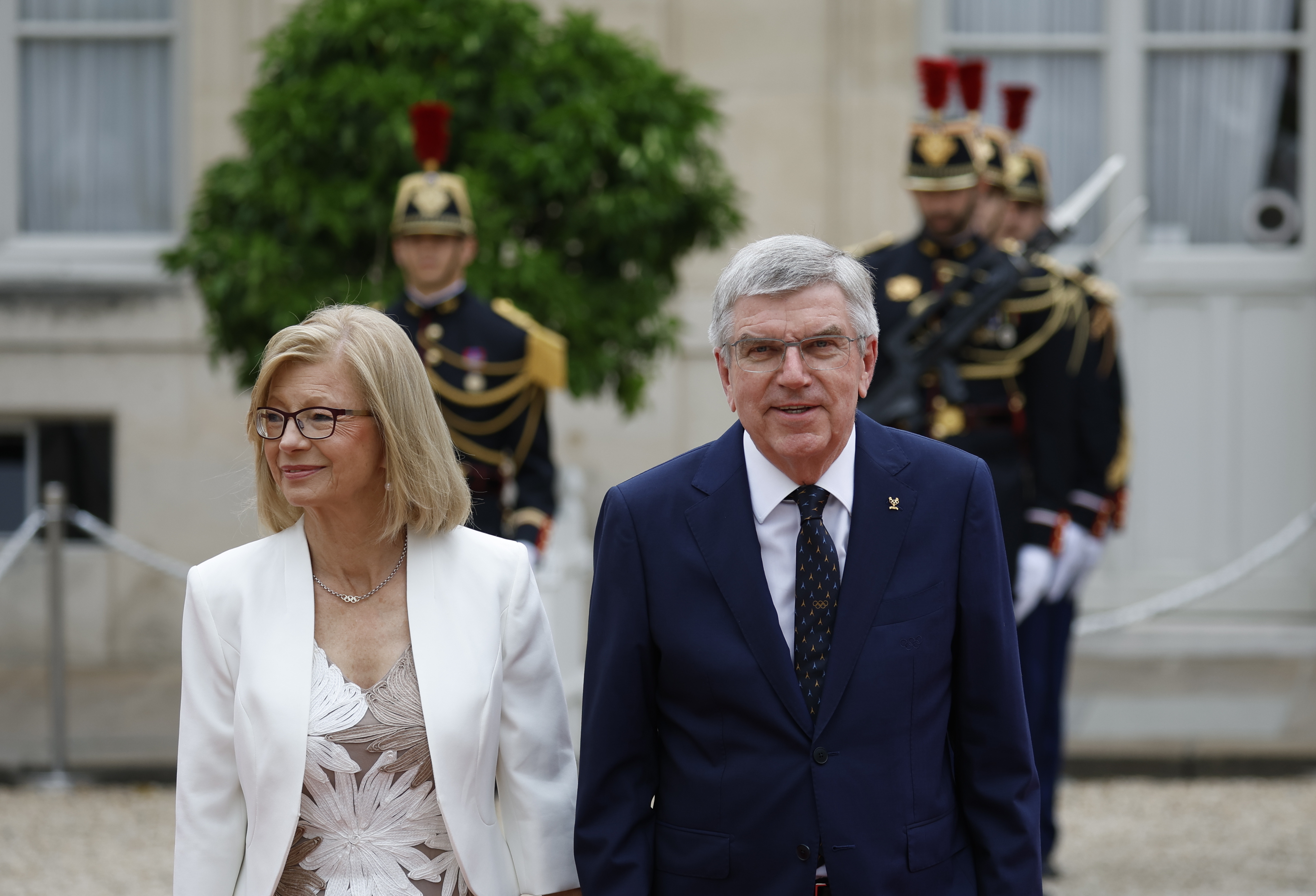 Paris (France), 26/07/2024.- President of the International Olympic Committee Thomas Bach (R) and his wife Claudia (L) arrive at a reception hosted by French President Macron and his wife at the Elysee Palace in Paris, France, 26 July 2024, ahead of the Opening Ceremony of the Paris 2024 Olympic Games. More than a hundred heads of state and government will attend the opening ceremony, which will be held on the evening of 26 July on the banks of the river Seine in Paris. It is the first time that an Olympic Opening Ceremony will not take place in a stadium. The Olympics will run until 11 August 2024. (Francia) EFE/EPA/ANDRE PAIN