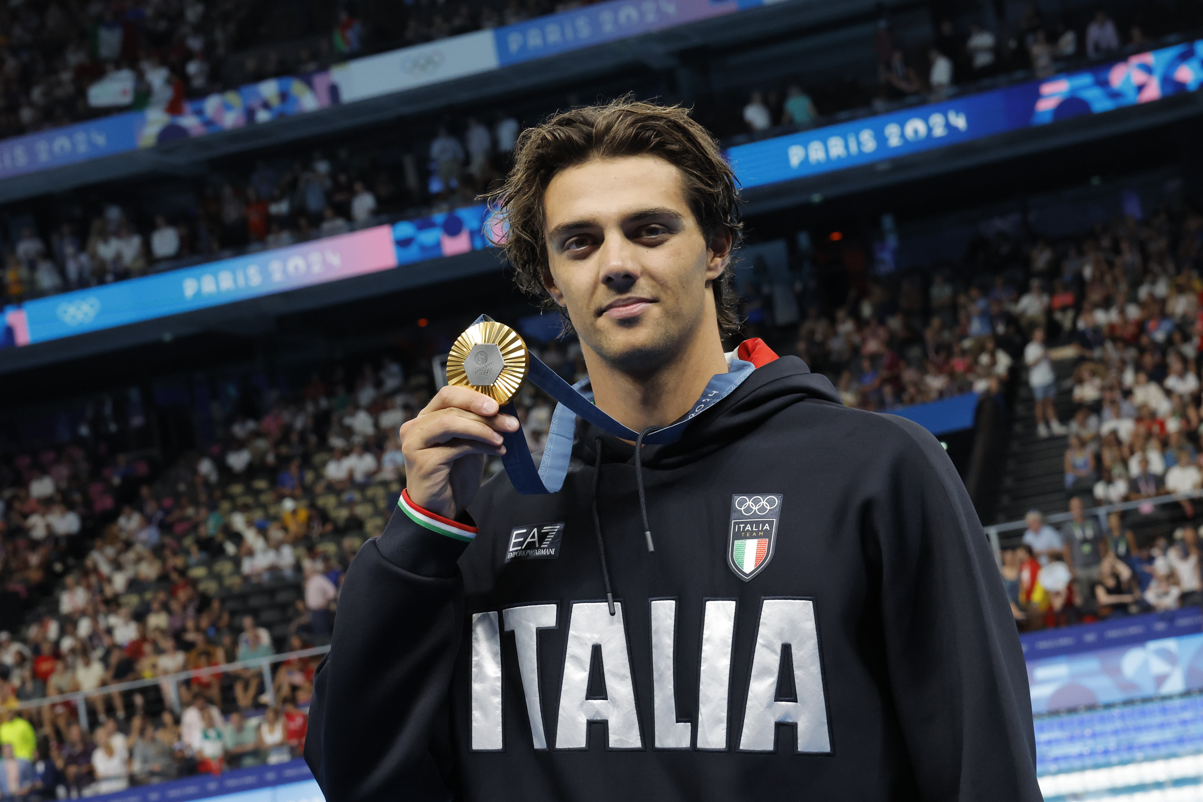 NANTERRE, 29/07/2024.- El italiano Thomas Ceccon posa con la medalla de oro tras ganar la final de 100m Espalda Masculino en los Juegos Olímpicos París 2024, este lunes, en Nanterre, Francia. EFE/Lavandeira Jr