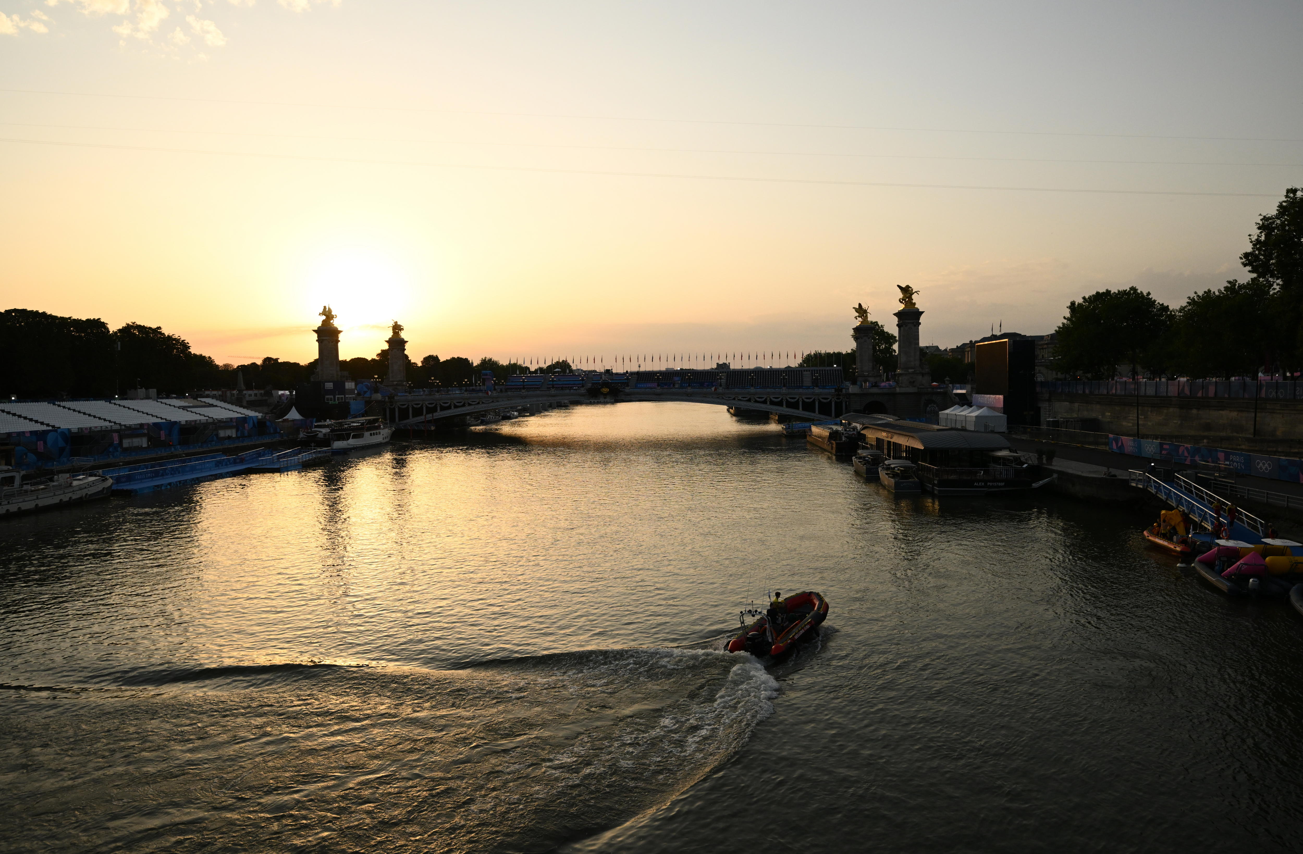 El río Sena en el lugar donde se disputará el triatlón masculino cerca del Puente Alexandre III durante los Juegos Olímpicos de París 2024.