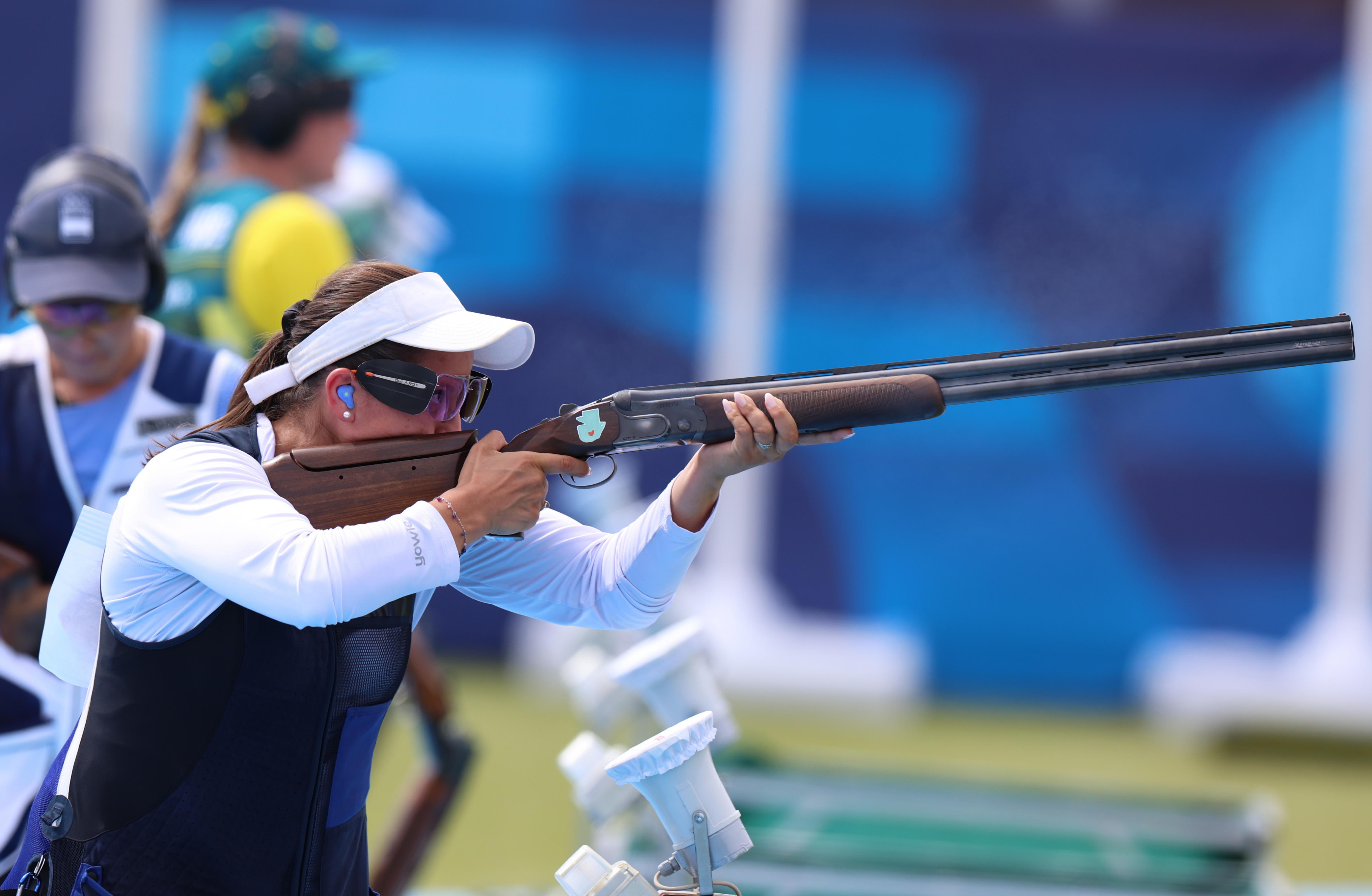 Adriana Ruano Oliva de Guatemala durante la final de la prueba de Tiro al Plato Femenino de las competencias de Tiro en los Juegos Olímpicos de París 2024 en el centro de tiro de Chateauroux, Francia, el 31 de julio de 2024.