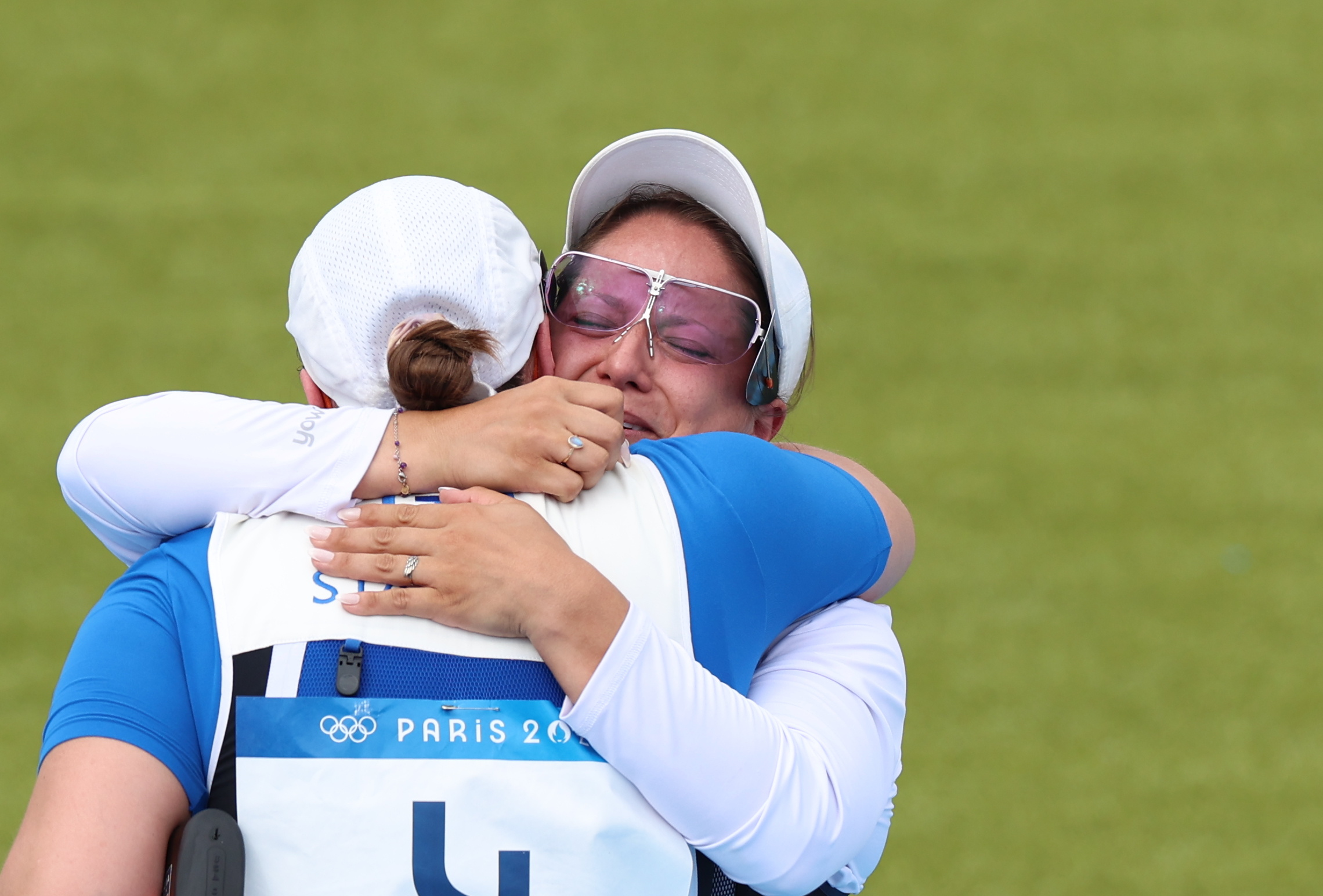 La medallista de plata Silvana Maria Stanco (izq.) de Italia felicita a la medallista de oro Adriana Ruano Oliva.'