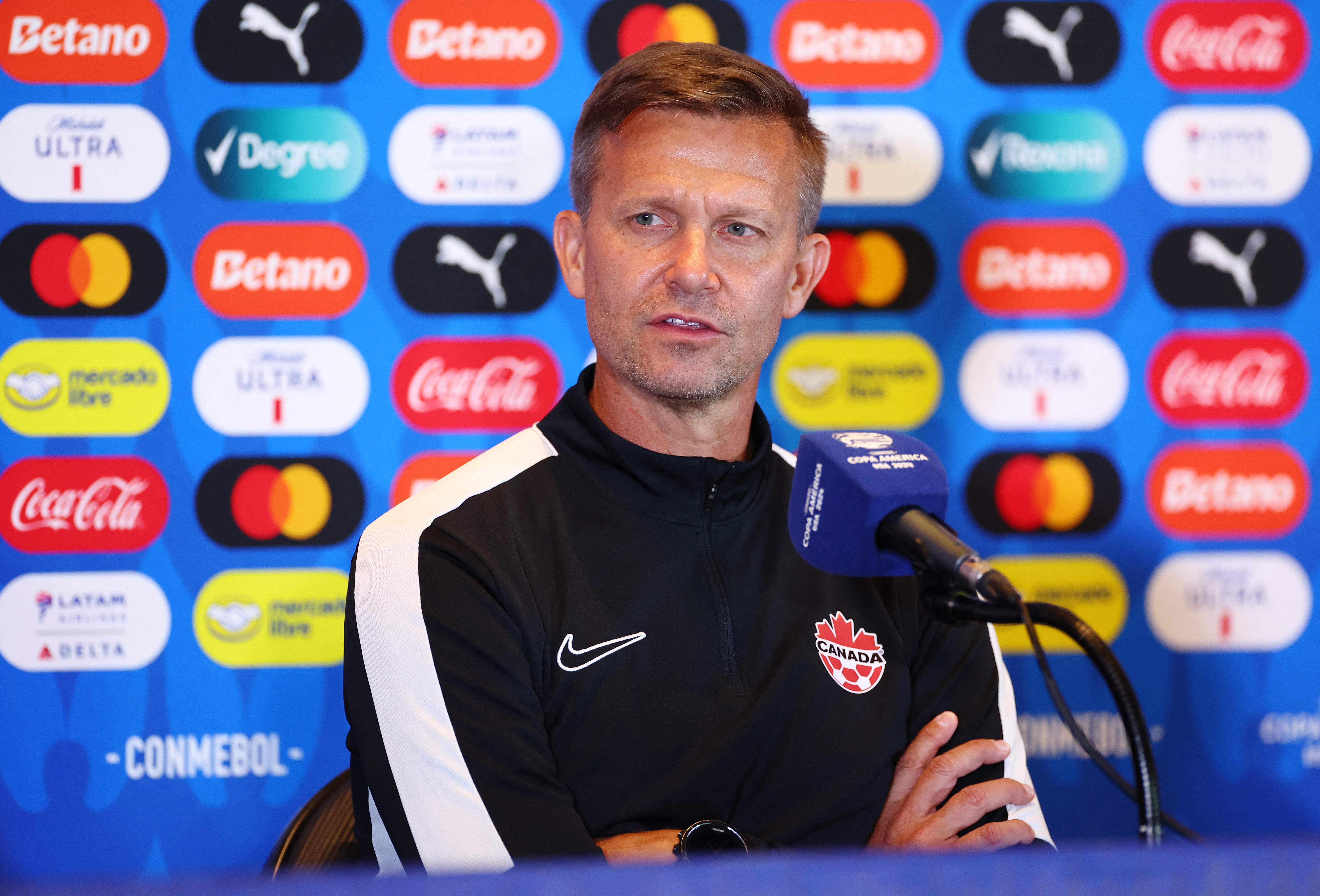 Jesse Marsch, entrenador de Canadá, en una conferencia de prensa previo a enfrentar a Argentina.