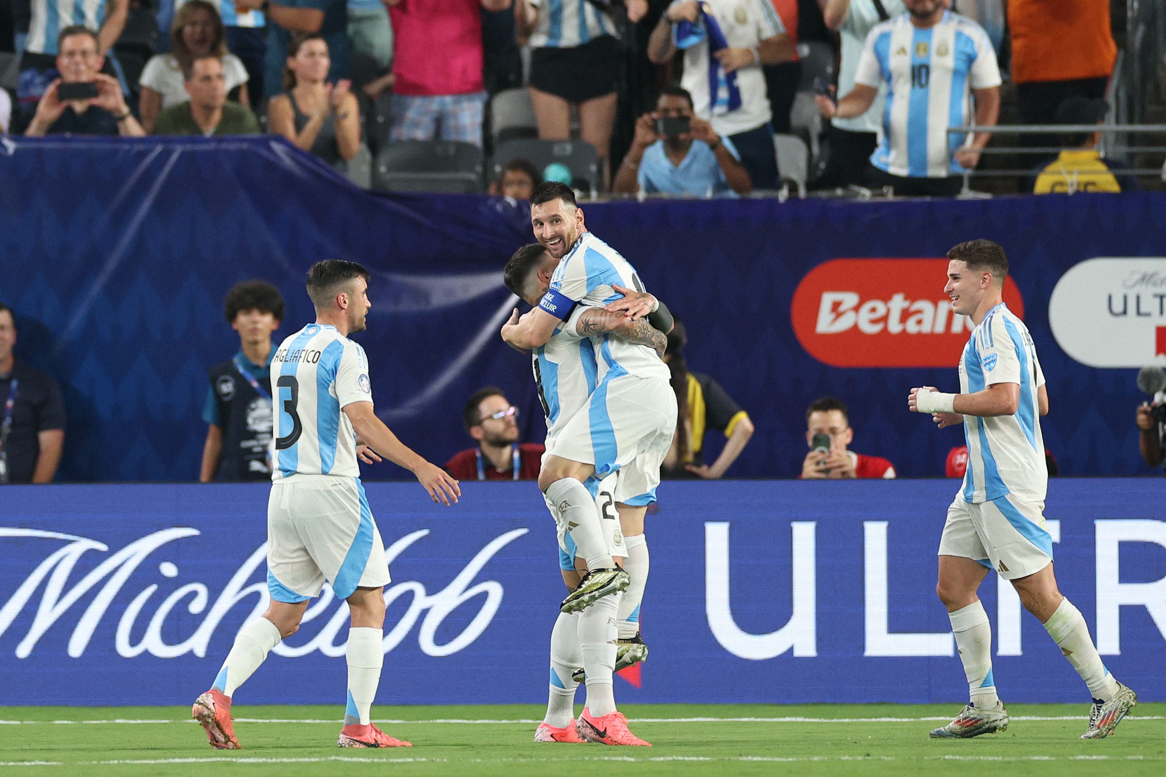 Messi es abrazado por sus compañeros al anotar un gol en la Copa América.