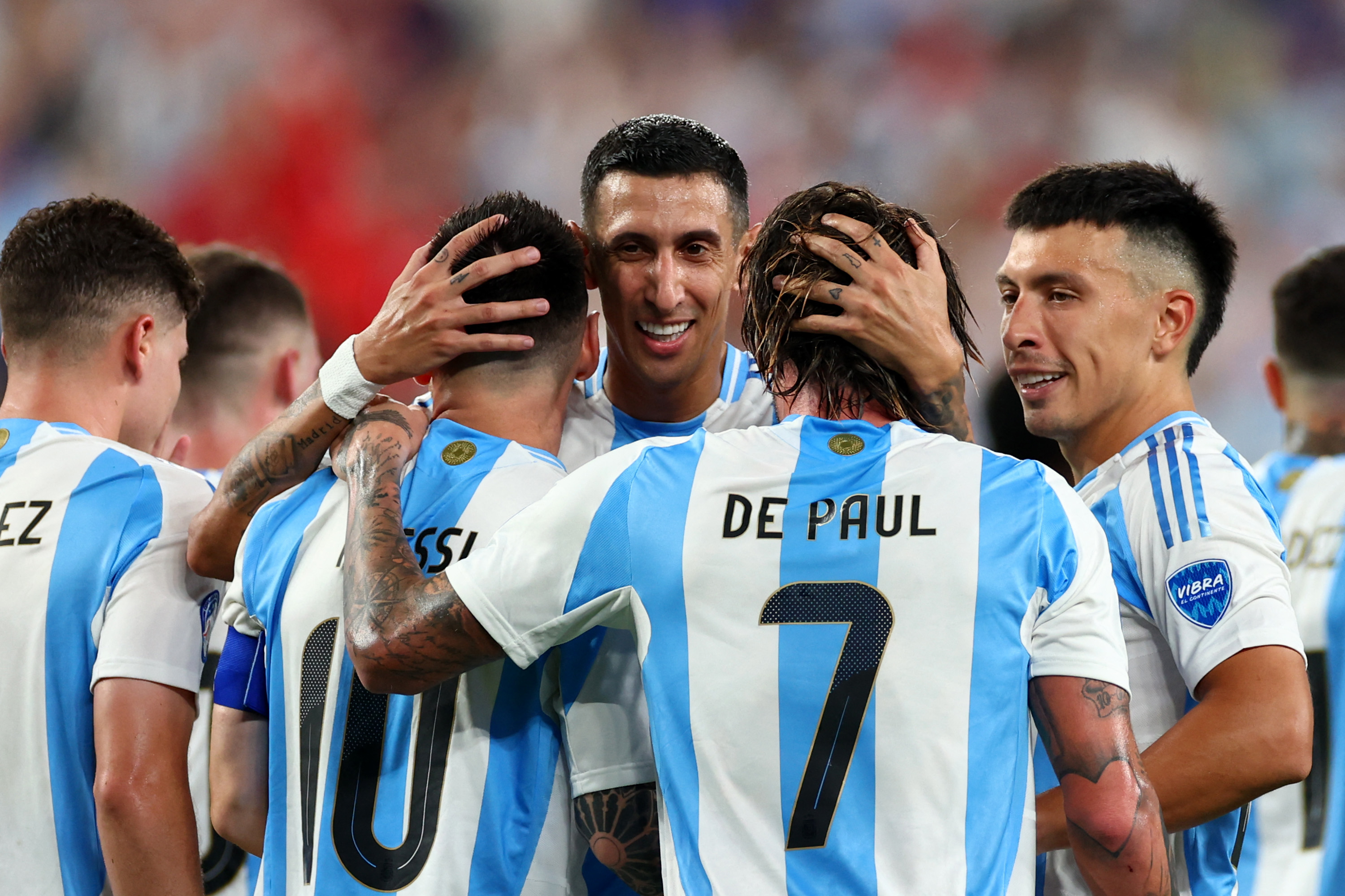 Angel Di María (centro) celebrando con Messi y De Paul el pase a la final.