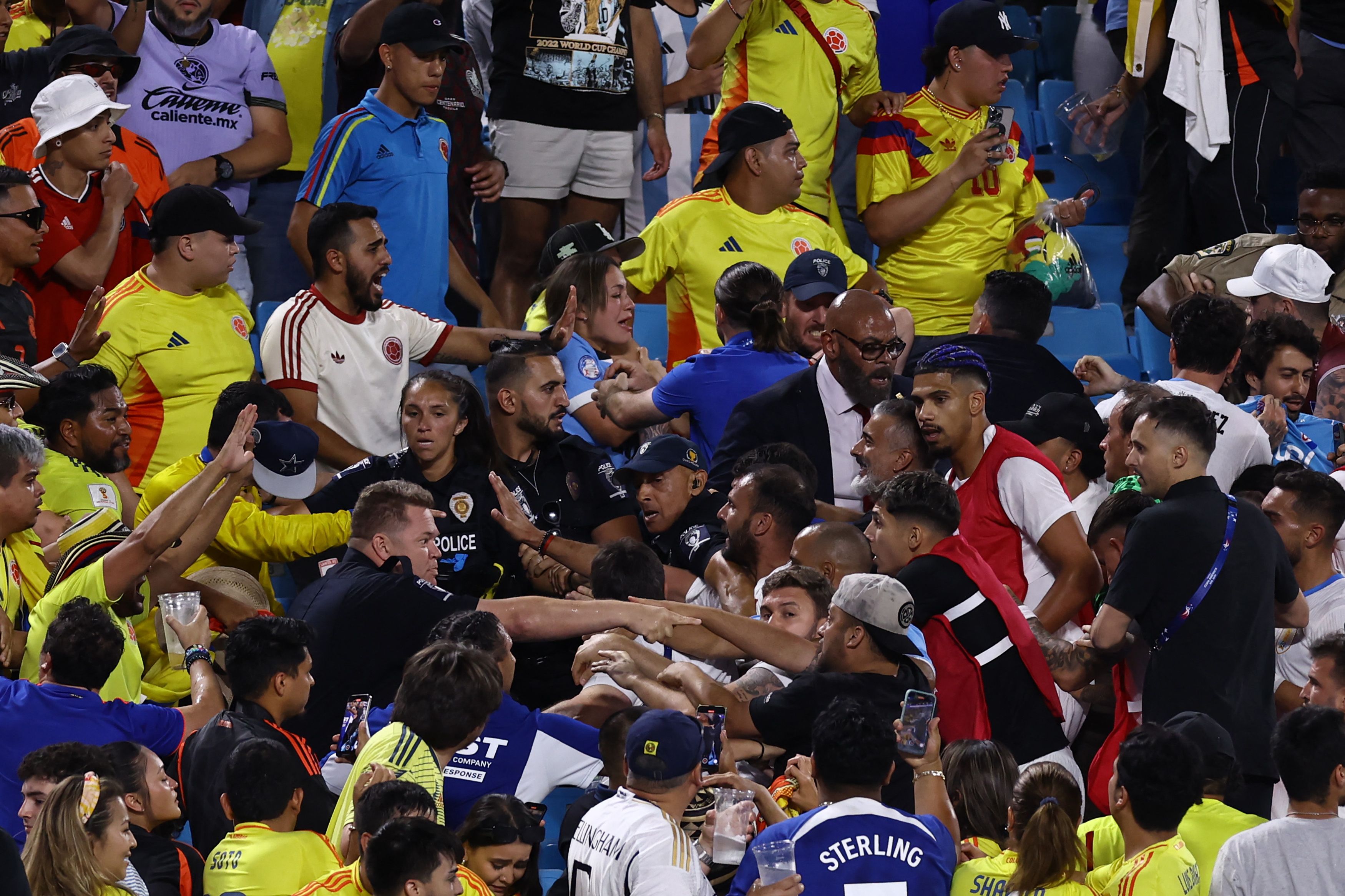 Aficionados de Colombia se enfrentan con aficionados de Uruguay durante el partido de semifinales de la Copa América.'